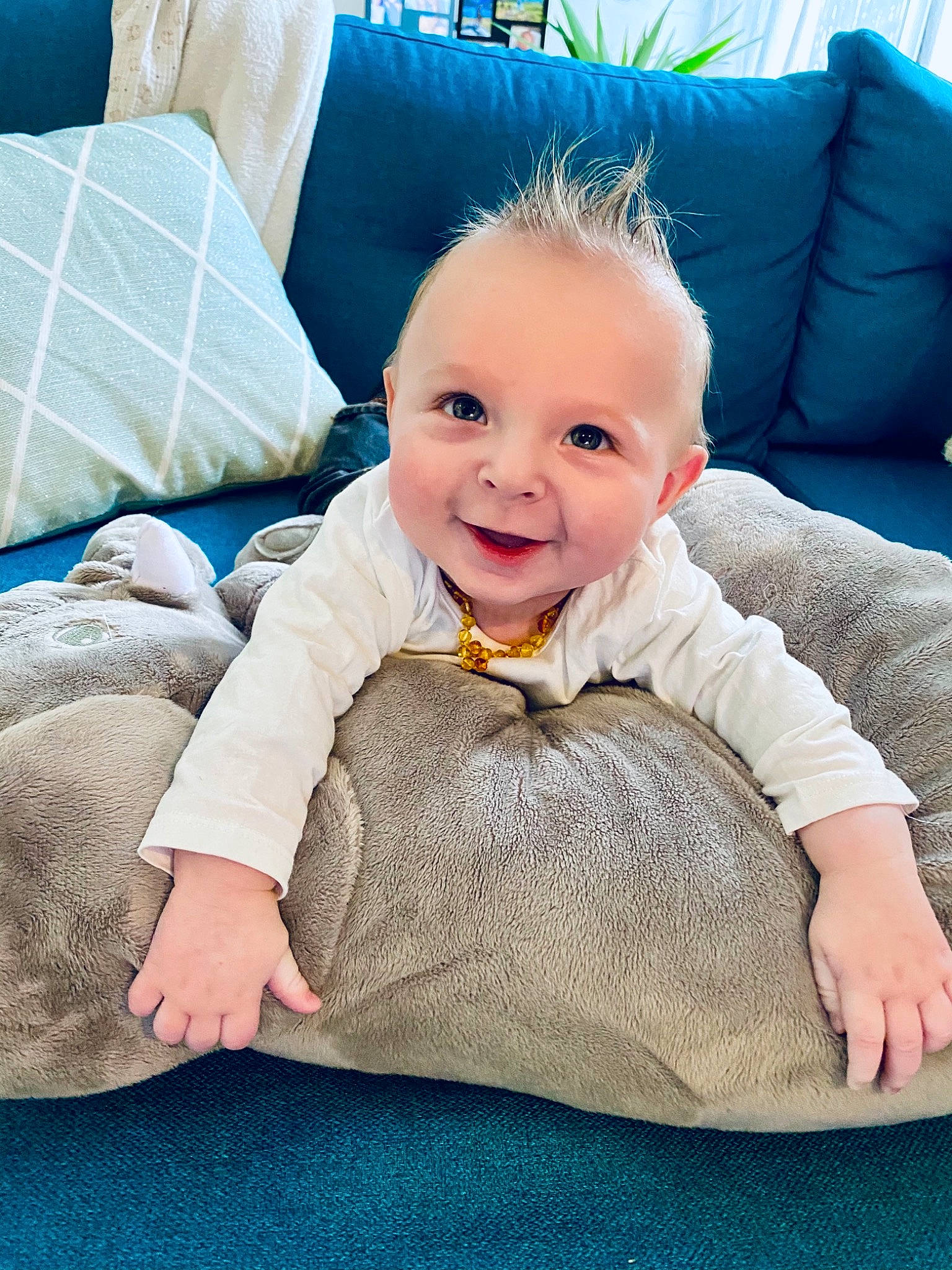 Juliann participe au concours pour gagner de l'argent avec cette photo : baby, baby_toddler_clothing, child, comfort, couch, cushion, ear, happy, home, home_accessories, joy, lamp, linens, living_room, mouth, person, pillow, pleased, sitting, textile