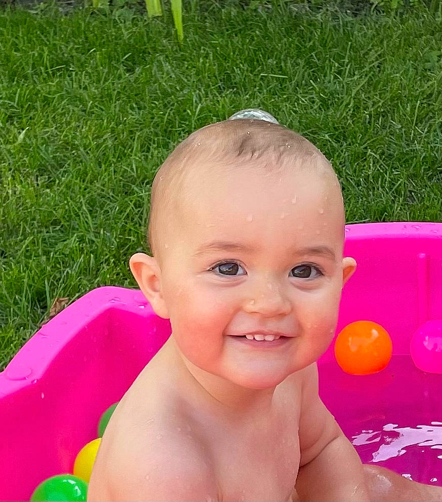 Salomé a rejoint le concours — aidez-le/la à gagner de superbes lots ! arm, baby_bathing, baby_playing_with_toys, bathing, cheek, eye, fun, hair, hand, happy, head, human_body, iris, joy, lip, muscle, nose, person, product, skin