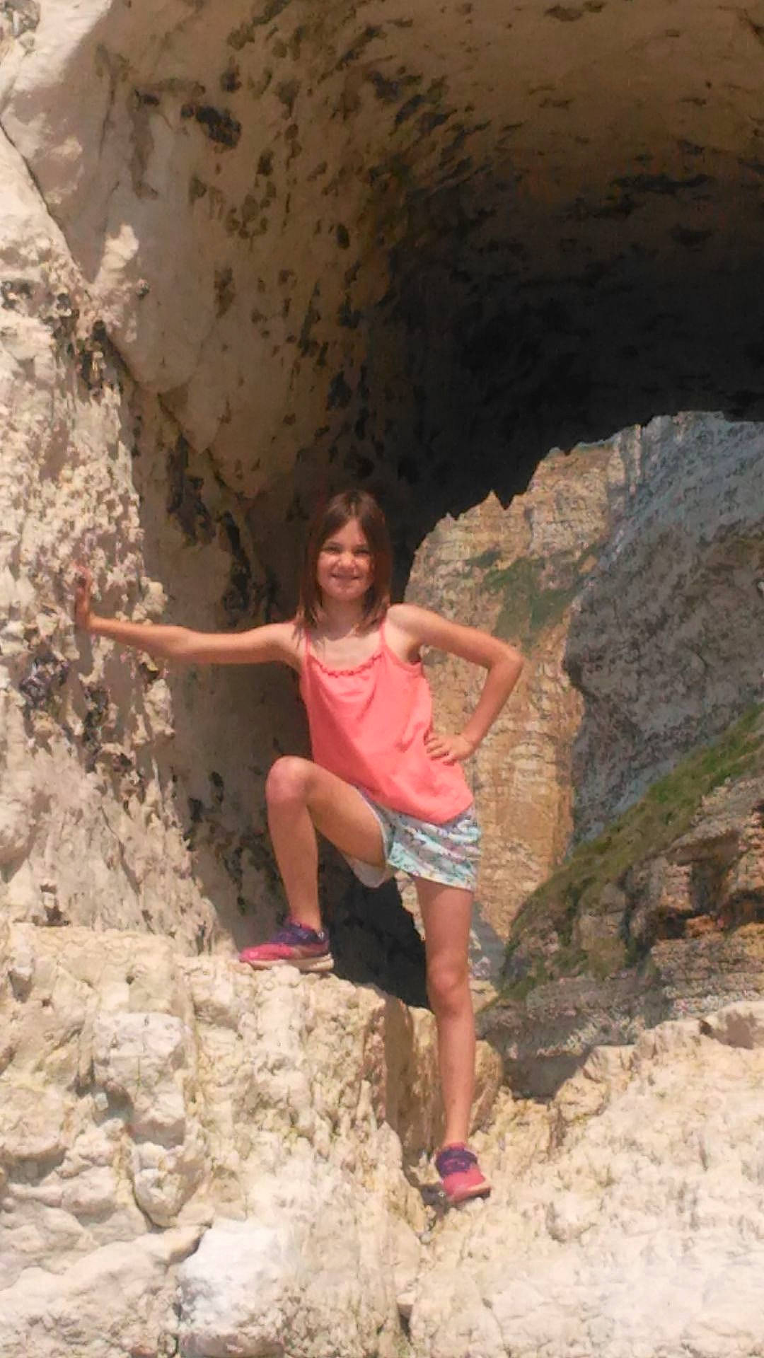 Audrey a rejoint le concours — aidez-le/la à gagner de superbes lots ! adventure, canyon, formation, fun, geology, girl, joy, landscape, person, recreation, rock, sand, vacation, wadi