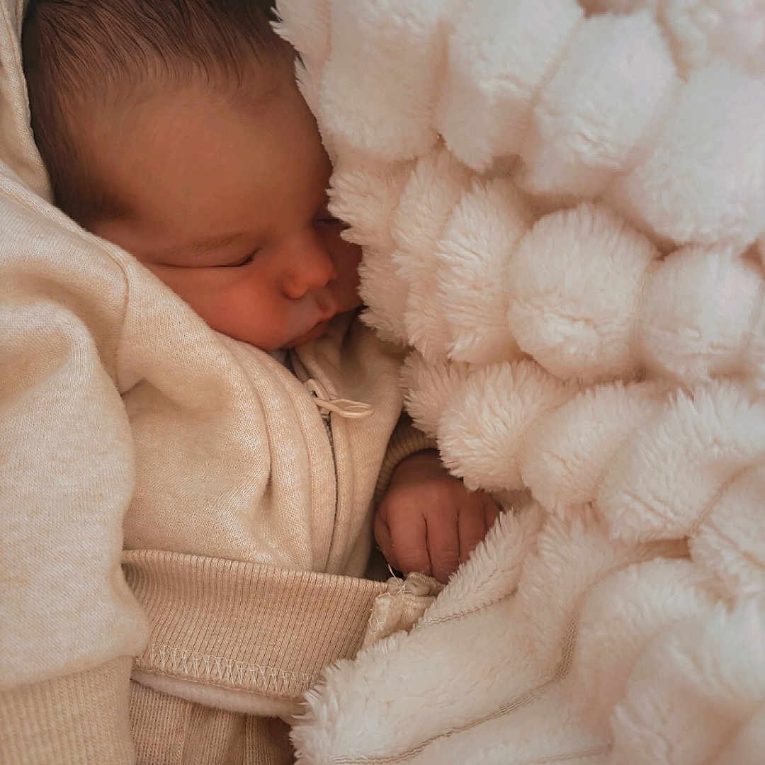 Kinaï participe au concours pour gagner de l'argent avec cette photo : baby, blanket, child, closeup, clothing, comfort, cozy, cute, fabric, face, hand, infant, newborn, peaceful, portrait, rest, sleeping, soft_texture, toddler, warm