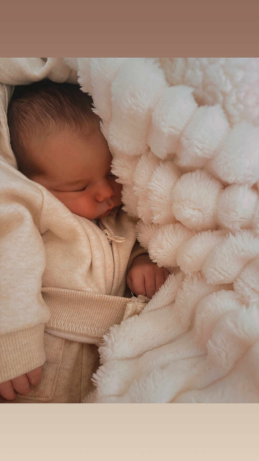 Kinaï participe au concours pour gagner de l'argent avec cette photo : baby, newborn, sleeping, blanket, soft_texture, clothing, infant, cozy, warm, hand, face, peaceful, cute, portrait, closeup, child, rest, comfort, fabric, toddler