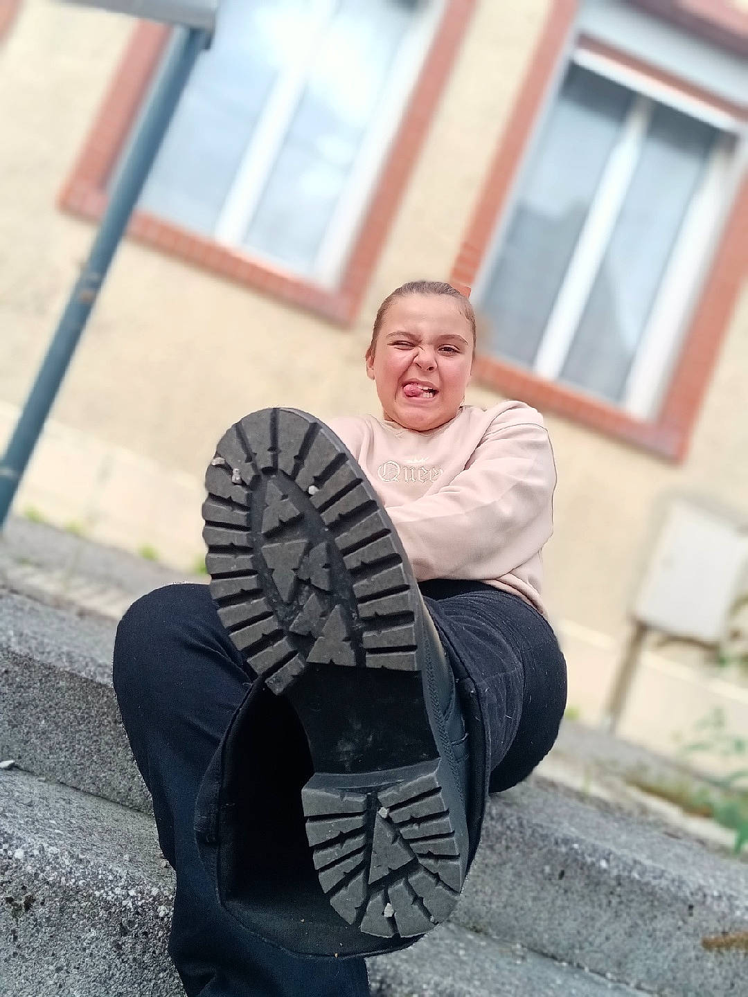Ambre participe au concours pour gagner de l'argent avec cette photo : anger, asphalt, automotive_tire, automotive_wheel_system, boot, comfort, flash_photography, flooring, grass, human_leg, knee, leg, leisure, person, road_surface, shoe, sitting, sportswear, street_fashion, synthetic_rubber