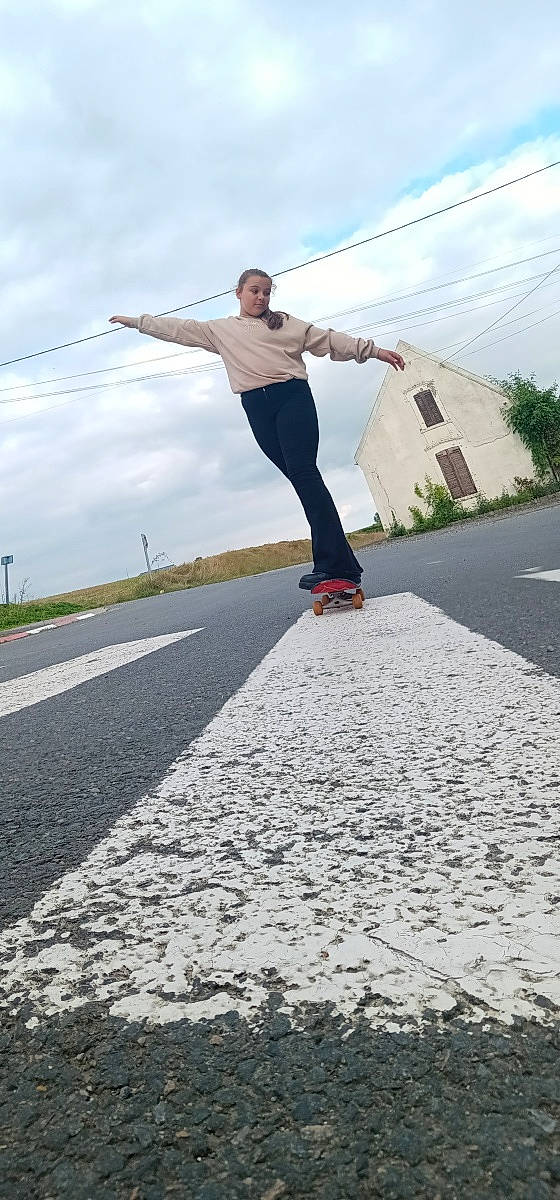 Ambre participe au concours pour gagner de l'argent avec cette photo : asphalt, balance, cloud, composite_material, concrete, fun, happy, landscape, leisure, person, recreation, road, road_surface, rolling, shadow, sky, sports, sports_equipment, tar, tree