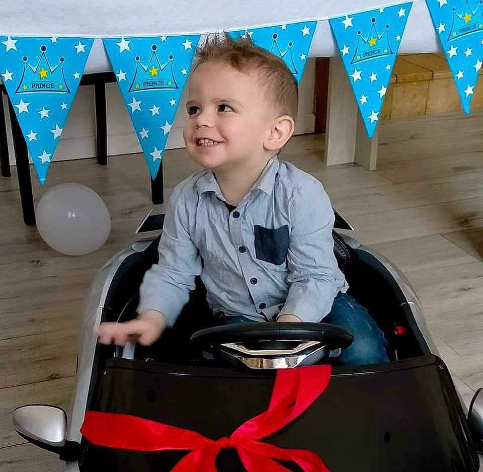 Julian a rejoint le concours — aidez-le/la à gagner de superbes lots ! baby, baby_toddler_clothing, bag, beauty, child, comfort, fun, happy, joy, lap, luggage_and_bags, material_property, person, photograph, product, sitting, smile, snapshot, standing, toddler