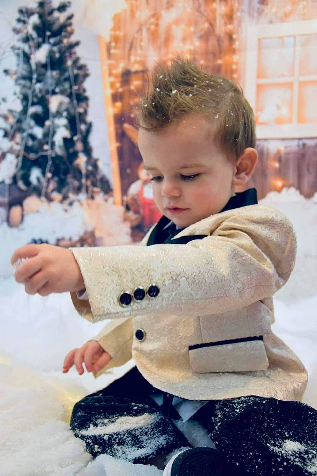 Julian participe au concours pour gagner de l'argent avec cette photo : child, christmas_ornament, christmas_tree, event, freezing, fun, fur, fur_clothing, gesture, happy, holiday, leisure, ornament, person, sitting, snow, teddy_bear, toddler, tree, white