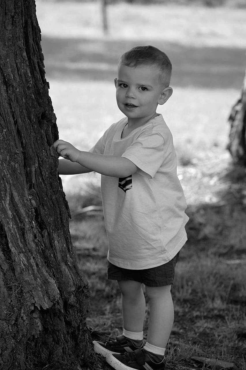 Julian a rejoint le concours — aidez-le/la à gagner de superbes lots ! black, black_and_white, body_of_water, flash_photography, gesture, grass, happy, human, mammal, monochrome, monochrome_photography, people_in_nature, person, shorts, smile, standing, style, toddler, trunk, white