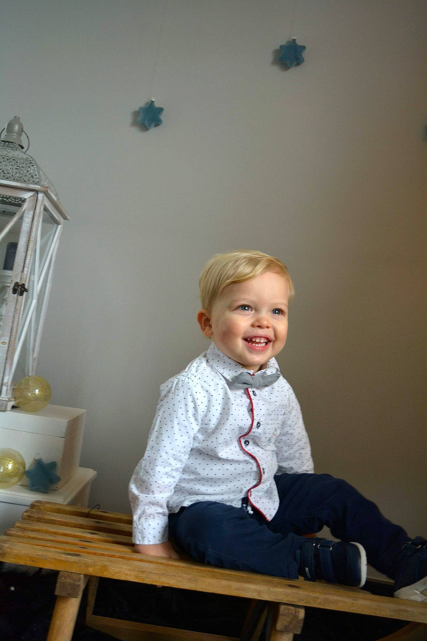 Julian participe au concours pour gagner de l'argent avec cette photo : chair, child, desk, drawer, flooring, fun, furniture, happy, house, jeans, joy, laugh, light_fixture, person, room, sitting, sleeve, smile, t_shirt, table