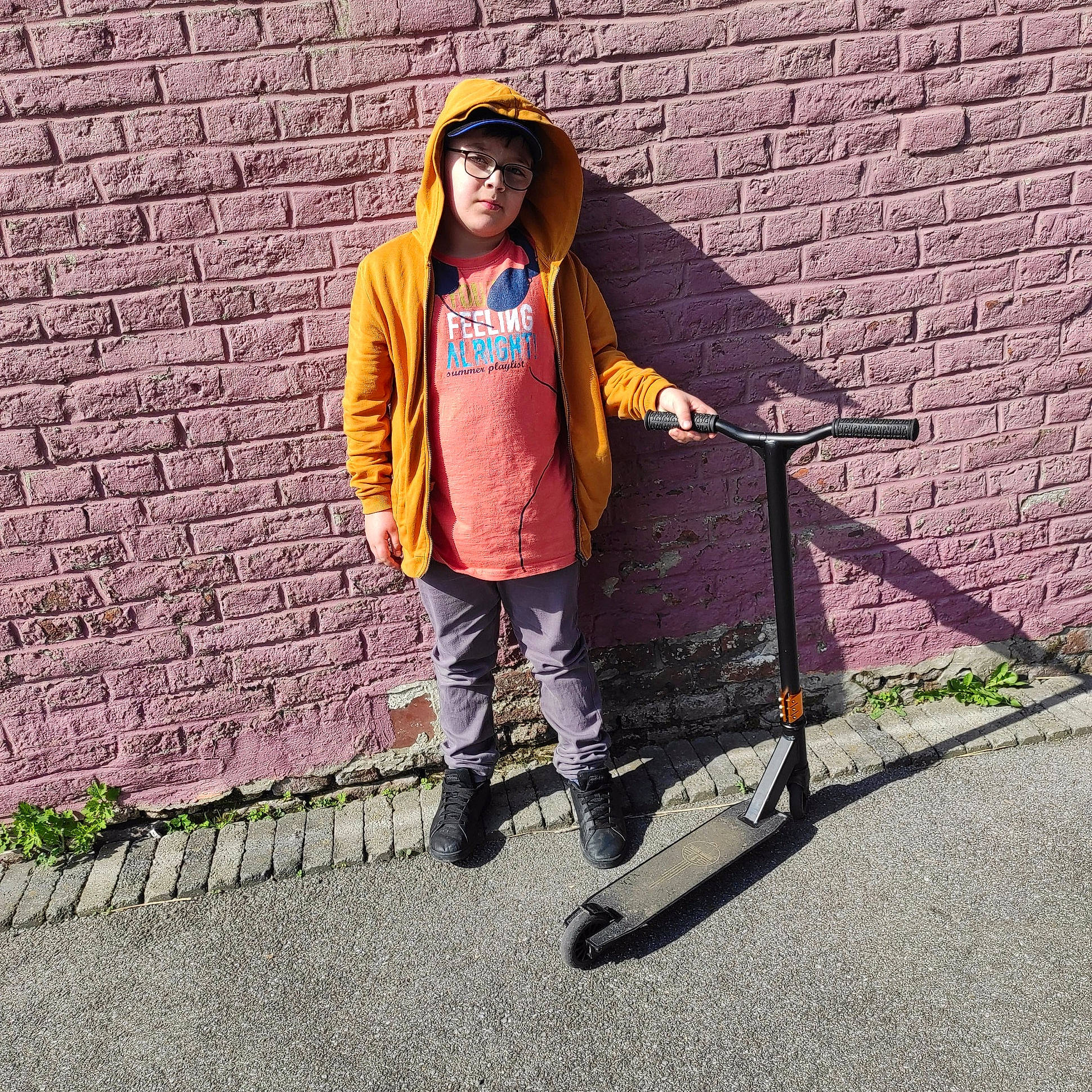 Thiméo participe au concours pour gagner de l'argent avec cette photo : asphalt, backpack, bag, brick, brickwork, denim, electric_blue, fashion_accessory, headgear, headwear, luggage_and_bags, magenta, pattern, person, road_surface, rolling, sidewalk, sleeve, street_fashion, t_shirt