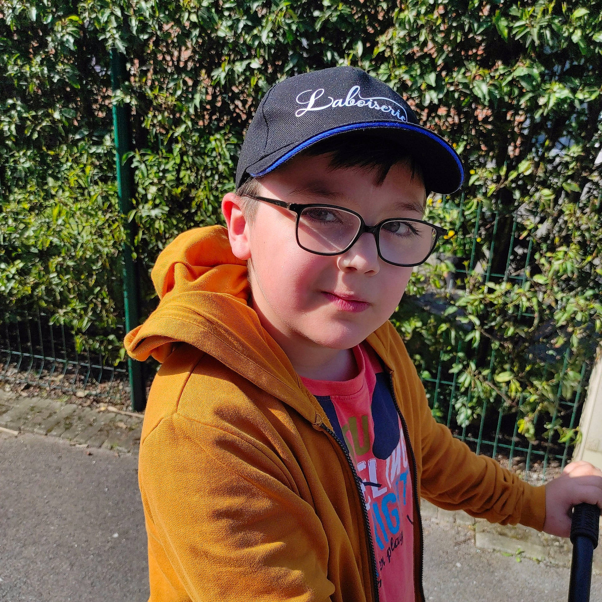 Thiméo a rejoint le concours — aidez-le/la à gagner de superbes lots ! baseball_cap, cap, chin, clothing, cool, eye, eyewear, facial_expression, forehead, fun, gesture, glasses, headwear, leaf, leisure, outerwear, person, recreation, street_fashion, travel