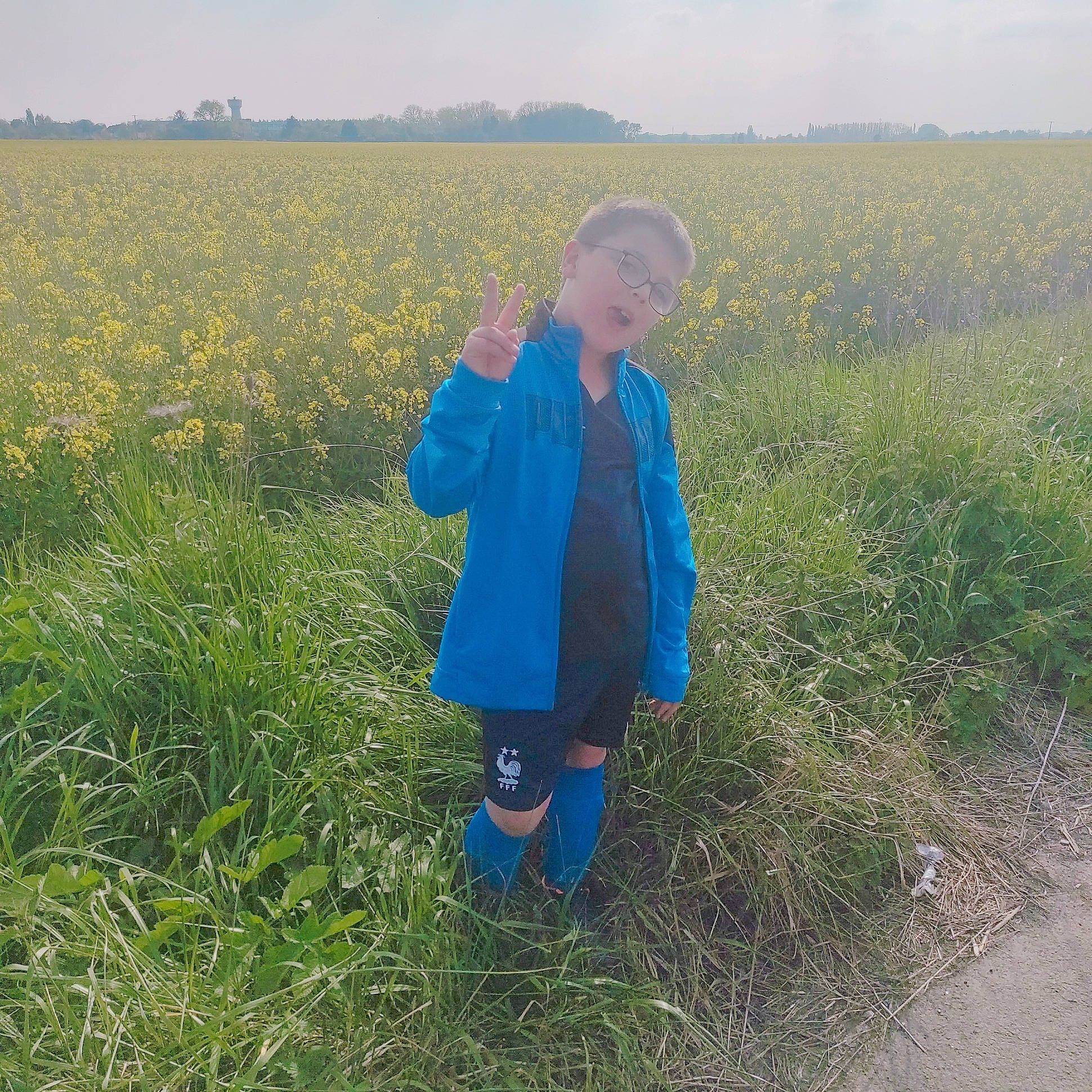 Thiméo a rejoint le concours — aidez-le/la à gagner de superbes lots ! agriculture, electric_blue, flower, grass, grass_family, grassland, happy, jacket, landscape, meadow, natural_environment, natural_landscape, outerwear, people_in_nature, person, plain, plant, prairie, rural_area, sky