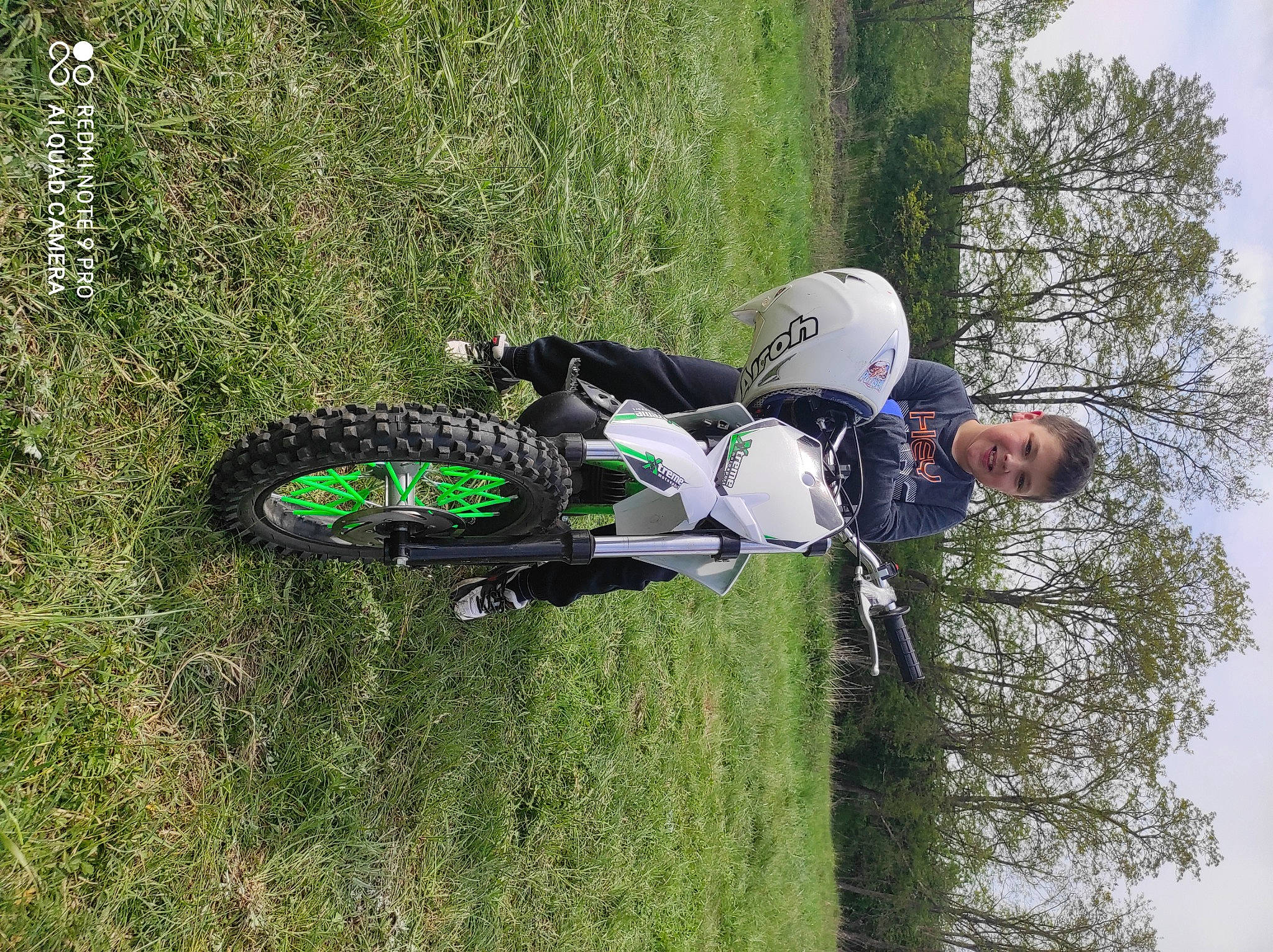 Thiméo a rejoint le concours — aidez-le/la à gagner de superbes lots ! automotive_tire, bicycle, bicycle_accessory, bicycle_frame, bicycle_handlebar, bicycle_helmet, bicycle_tire, bicycle_wheel, bicycles_equipment_and_supplies, cycle_sport, cycling, helmet, joy, person, plant, racing, sports_equipment, stunt, tire, tree