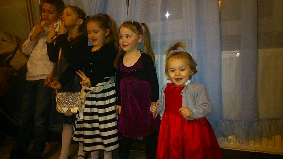 Ilyana participe au concours pour gagner de l'argent avec cette photo : child, event, family, friendship, fun, girl, joy, person, product, socialite