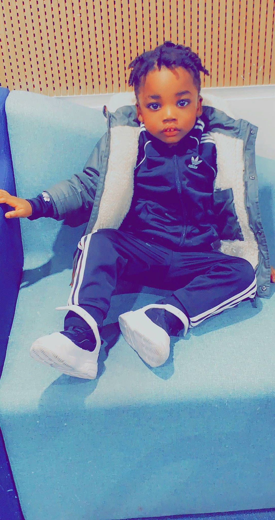 Emmanuel a rejoint le concours — aidez-le/la à gagner de superbes lots ! baby_toddler_clothing, blue, chair, child, cool, electric_blue, eye, face, fun, hairstyle, happy, head, leisure, magenta, person, pink, purple, sitting, sneakers, toddler