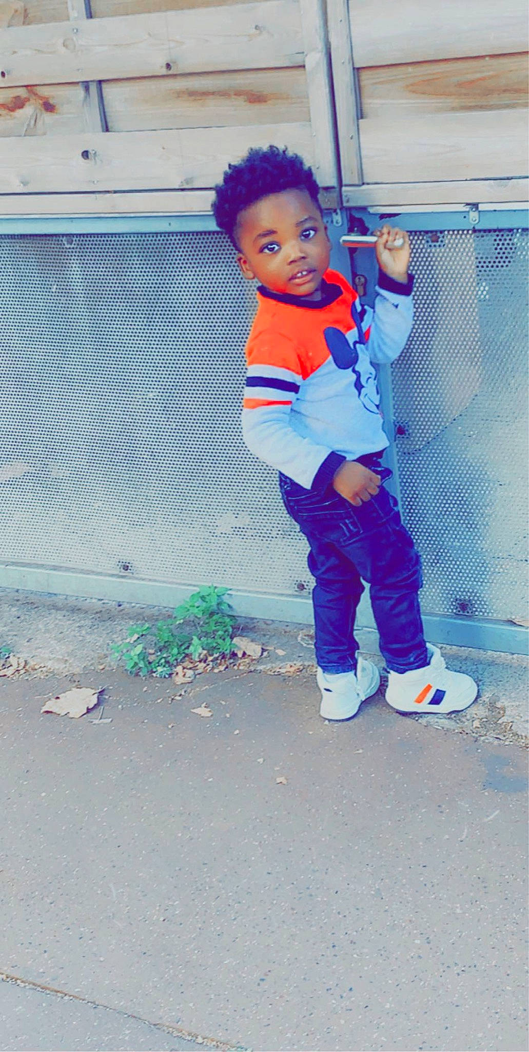 Emmanuel a rejoint le concours — aidez-le/la à gagner de superbes lots ! asphalt, azure, baby_toddler_clothing, boot, child, denim, electric_blue, footwear, fun, grass, happy, human_leg, leisure, people_in_nature, person, recreation, sidewalk, sneakers, street_fashion, sweatpant