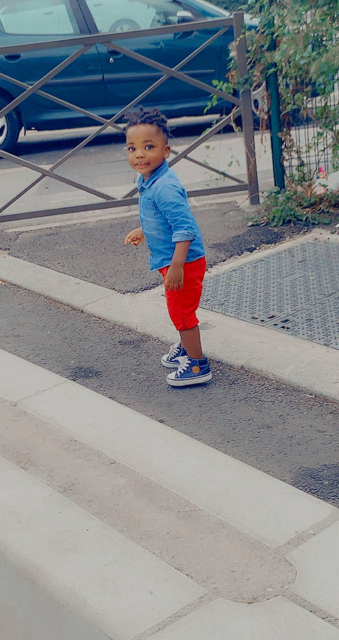 Emmanuel participe au concours pour gagner de l'argent avec cette photo : asphalt, child, cool, electric_blue, fence, joy, leisure, pattern, pedestrian, person, plant, recreation, road, road_surface, rolling, sidewalk, sky, standing, street, street_fashion