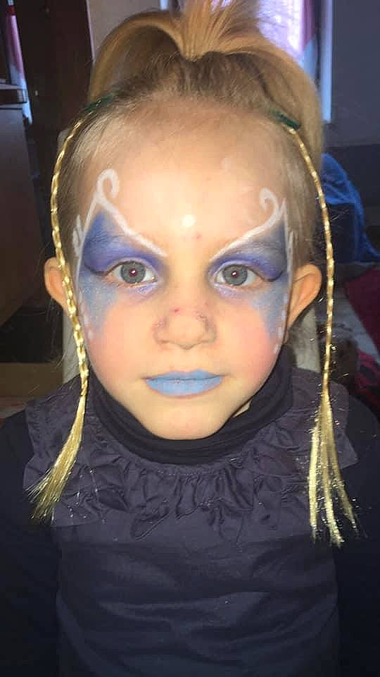 Eleana a rejoint le concours — aidez-le/la à gagner de superbes lots ! beauty, cheek, cool, ear, earrings, electric_blue, event, eye, eyebrow, eyelash, eyewear, fun, hairstyle, iris, jaw, lip, nose, person, personal_protective_equipment, purple