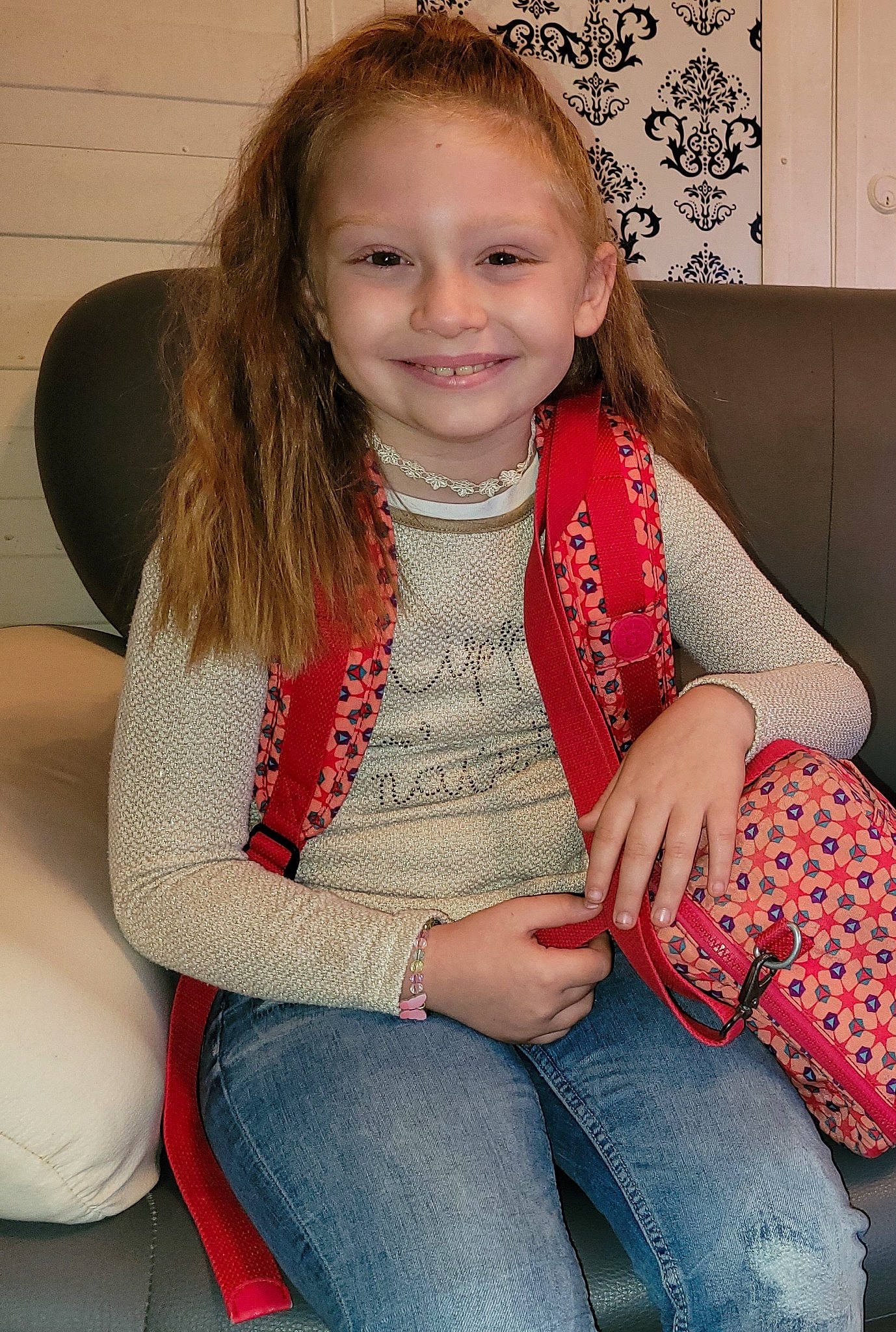 Amalia participe au concours pour gagner de l'argent avec cette photo : arm, cheek, chin, comfort, face, flash_photography, happy, head, iris, jeans, joint, joy, knee, lip, long_hair, neck, person, shoulder, skin, smile