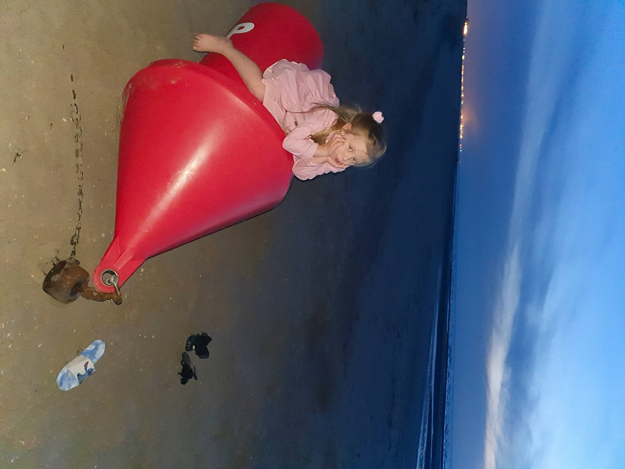 Amalia participe au concours pour gagner de l'argent avec cette photo : carmine, cloud, elbow, electric_blue, flesh, foot, fun, human_leg, knee, leg, leisure, magenta, peach, person, plastic, recreation, shadow, sky, thigh, tints_and_shades