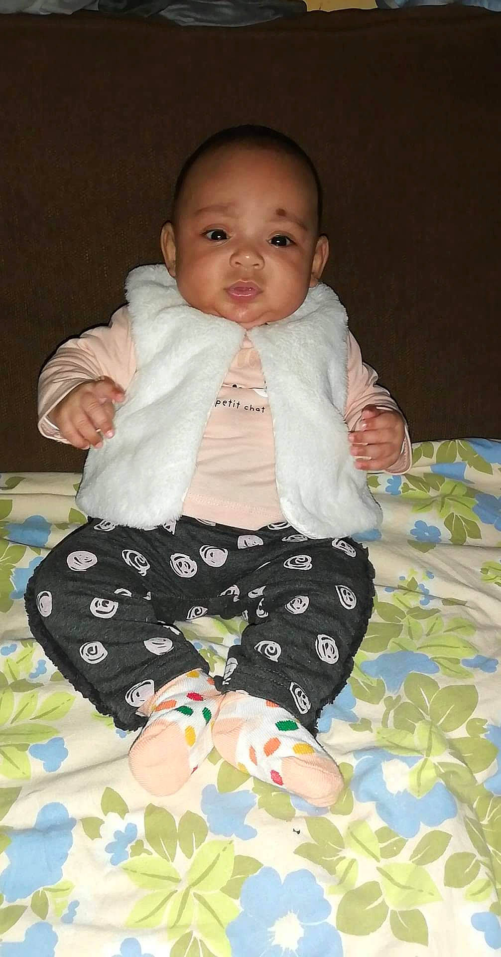 Zoë a rejoint le concours — aidez-le/la à gagner de superbes lots ! arm, baby, baby_products, baby_sleeping, baby_toddler_clothing, cheek, child, comfort, fun, happy, linens, pattern, person, polka_dot, portrait_photography, product, room, sitting, sleeve, textile