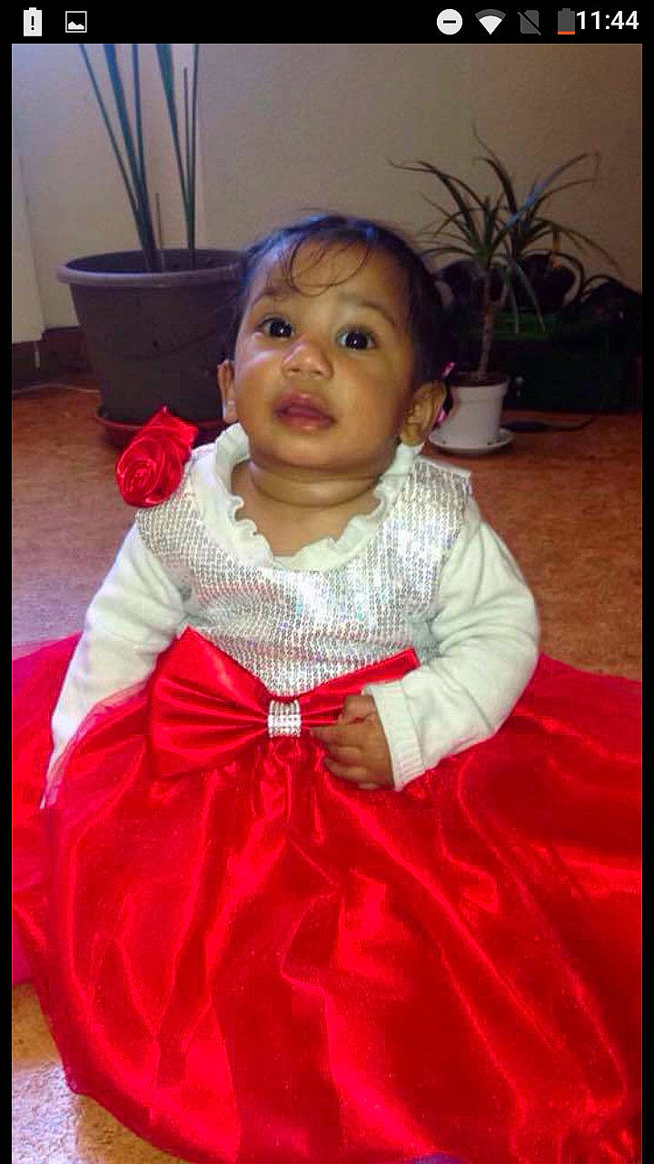 Syanna a rejoint le concours — aidez-le/la à gagner de superbes lots ! child, costume, day, fun, girl, hair_accessory, infant, lady, person, product, red, skin, smile, textile, toddler