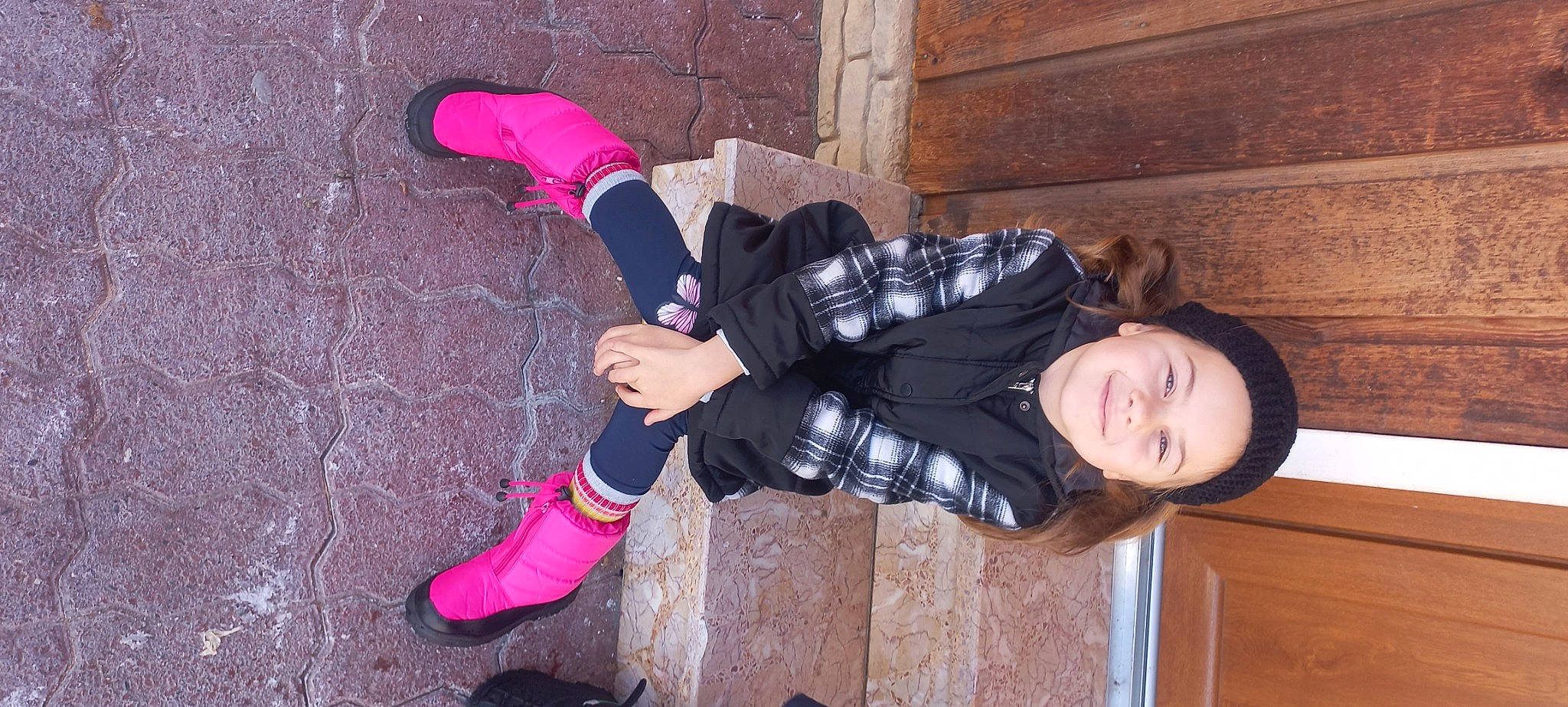 Jaden a rejoint le concours — aidez-le/la à gagner de superbes lots ! boot, carmine, footwear, fun, glove, human_leg, joy, knee, leg, magenta, outerwear, pattern, person, pink, purple, shoe, sneakers, sock, street_fashion, thigh