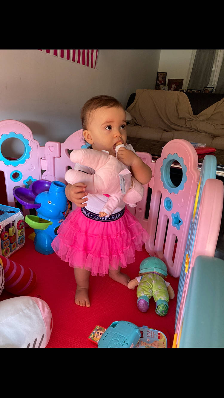 élina a rejoint le concours — aidez-le/la à gagner de superbes lots ! baby, baby_playing_with_toys, baby_products, baby_toddler_clothing, baby_toys, child, event, fun, happy, magenta, party, party_supply, person, pink, play, product, purple, stuffed_toy, surprise, textile