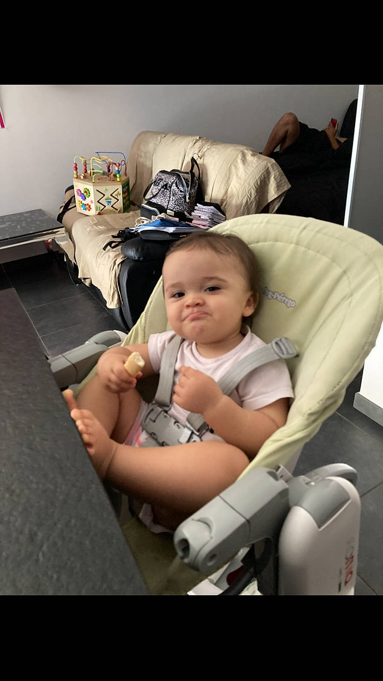 élina participe au concours pour gagner de l'argent avec cette photo : baby, baby_carriage, baby_products, baby_toddler_clothing, car_seat, chair, child, comfort, couch, lap, person, pillow, room, service, sitting, toddler