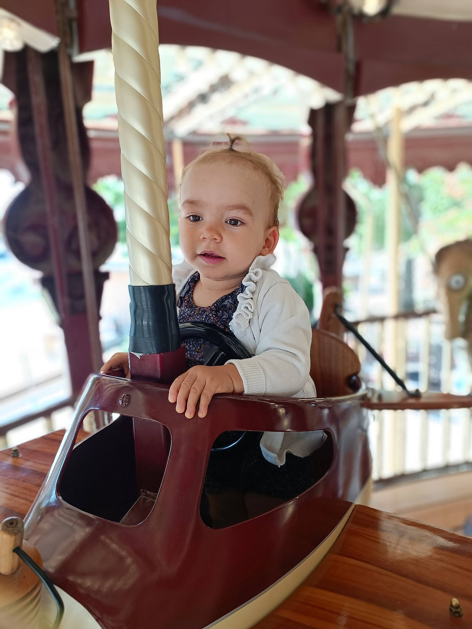 Lya-rose a rejoint le concours — aidez-le/la à gagner de superbes lots ! amusement_ride, baby, baby_carriage, baby_products, baby_toddler_clothing, bag, child, city, fun, happy, leisure, outdoor_play_equipment, person, play, recreation, sitting, swing, toddler, travel, vacation