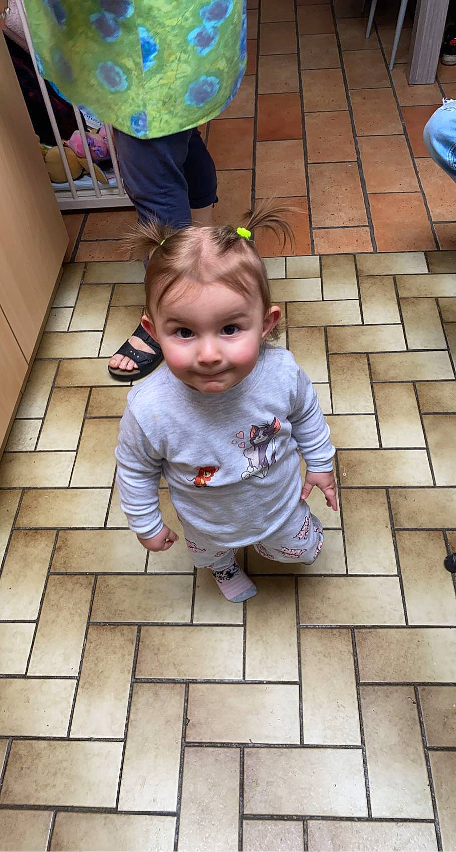 Lya participe au concours pour gagner de l'argent avec cette photo : baby, baby_toddler_clothing, cheek, floor, flooring, fun, happy, human, joy, leg, mammal, person, photograph, road_surface, shoe, skin, smile, standing, temple, toddler