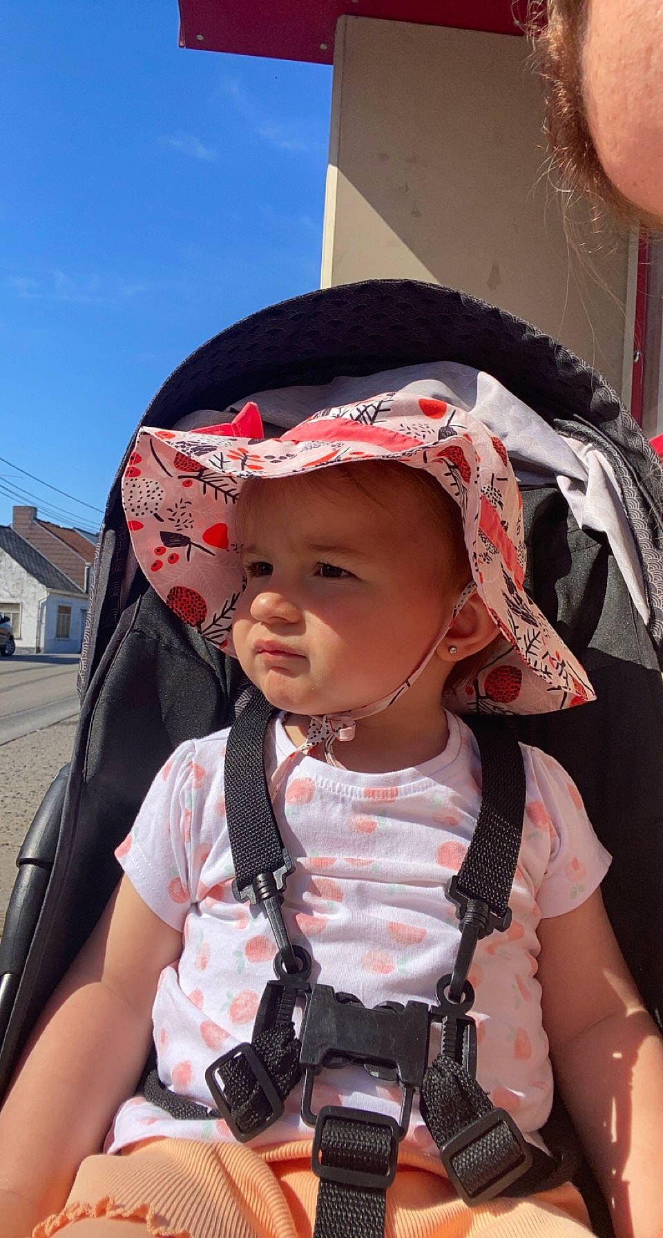 Lya a rejoint le concours — aidez-le/la à gagner de superbes lots ! baby, baby_carriage, baby_toddler_clothing, cap, child, costume, eyewear, fun, hairstyle, hat, headgear, headwear, lip, person, personal_protective_equipment, pink, skin, sky, sun_hat, toddler