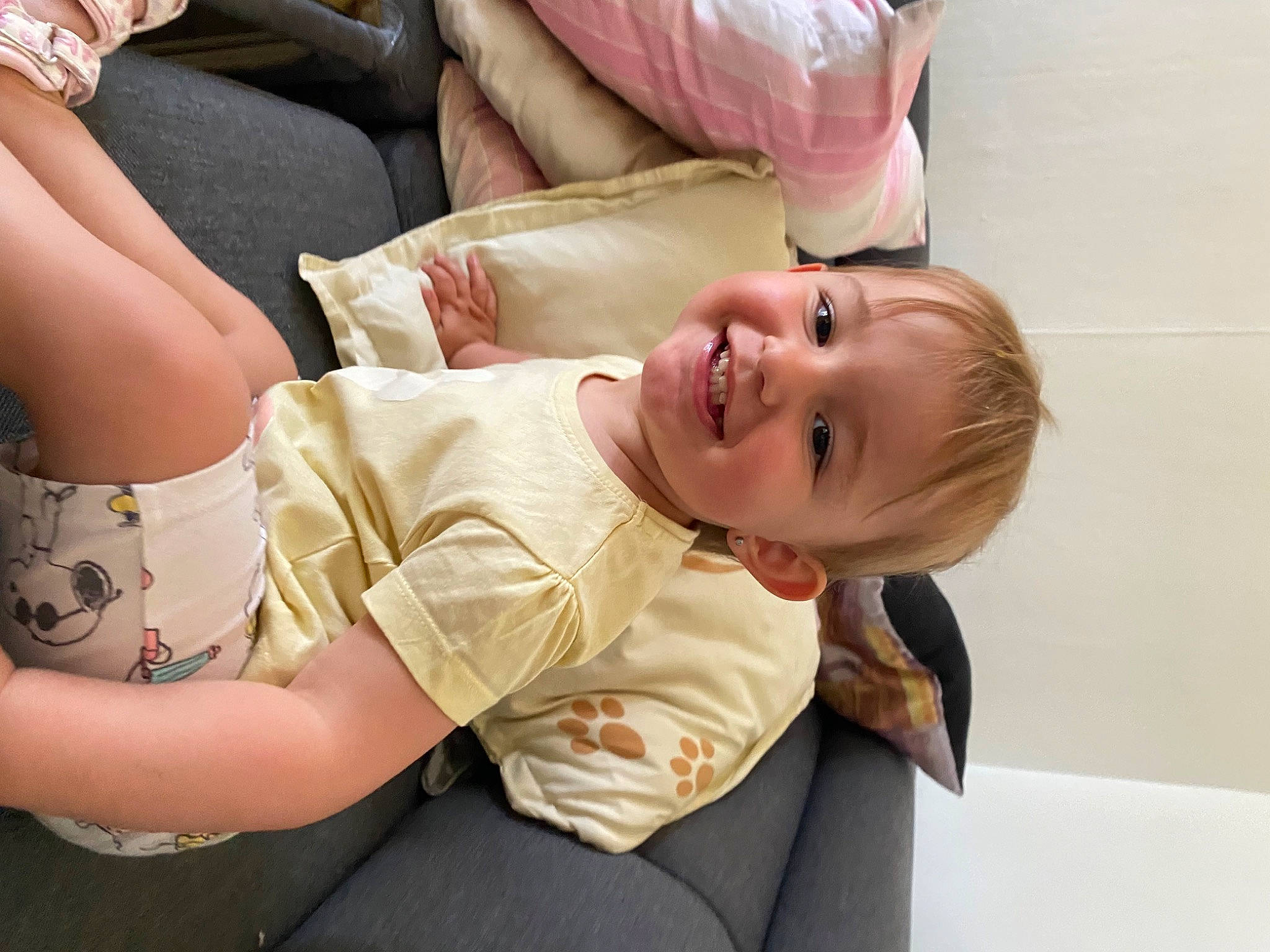 Lya participe au concours pour gagner de l'argent avec cette photo : baby, baby_toddler_clothing, cheek, comfort, dress, elbow, fun, gesture, happy, human_body, human_leg, joint, joy, knee, lap, leg, mouth, person, skin, smile