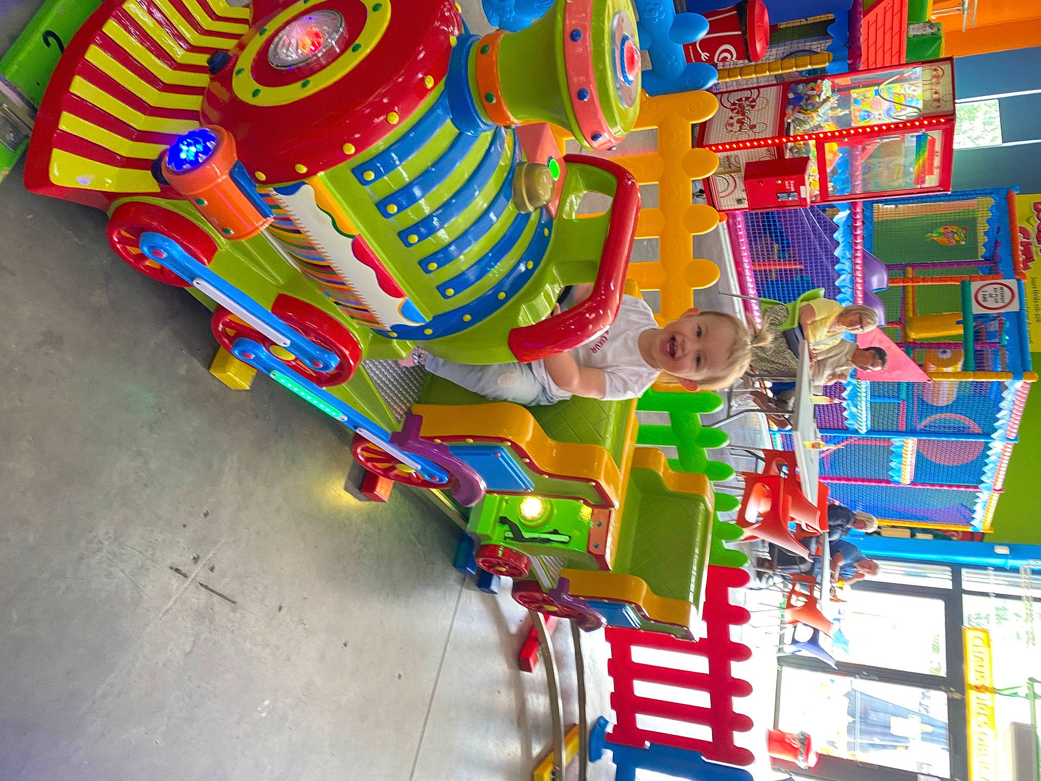 Lya a rejoint le concours — aidez-le/la à gagner de superbes lots ! amusement_ride, art, auto_part, automotive_wheel_system, city, event, facade, font, fun, games, illustration, leisure, machine, pattern, person, plastic, public_event, recreation, urban_design, visual_arts