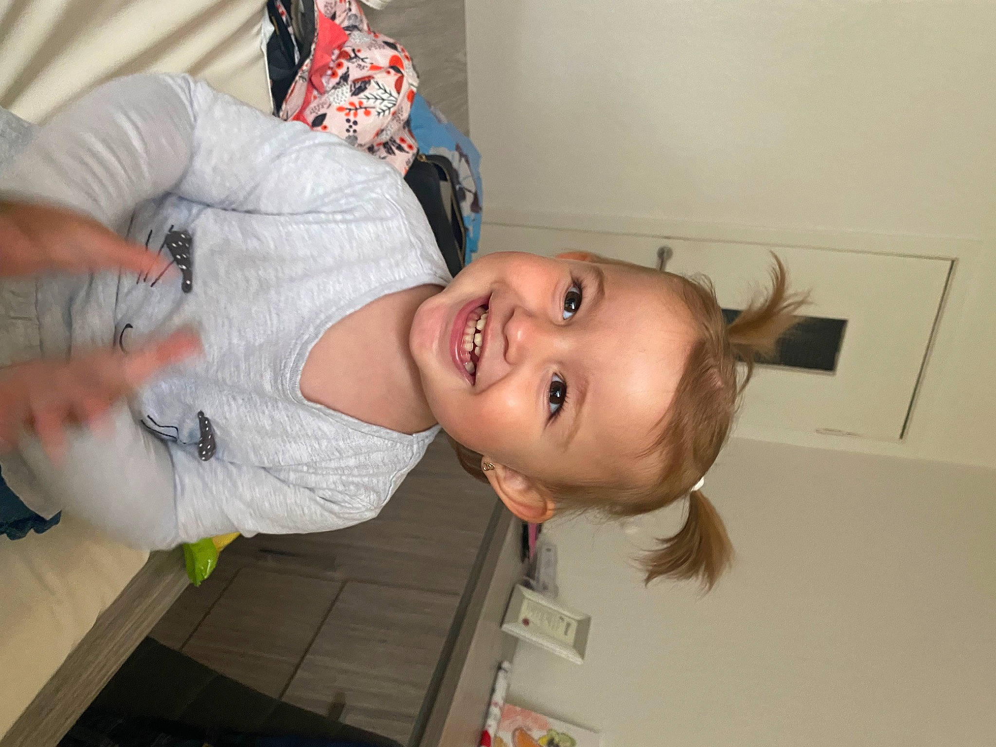 Lya a rejoint le concours — aidez-le/la à gagner de superbes lots ! arm, baby, baby_laughing, baby_products, baby_toddler_clothing, child, eye, finger, fun, hand, happy, hat, joy, mouth, nose, person, room, smile, t_shirt, thumb