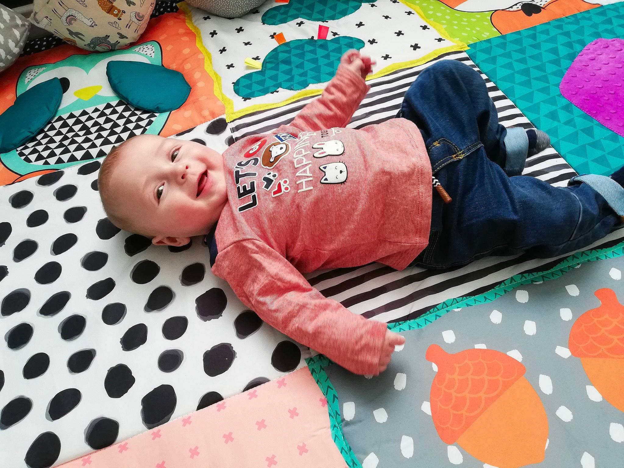 Timéo a rejoint le concours — aidez-le/la à gagner de superbes lots ! baby, baby_products, baby_toddler_clothing, bed_sheet, bedding, child, comfort, face, fun, green, happy, leisure, linens, magenta, pattern, person, pink, sleeve, smile, textile