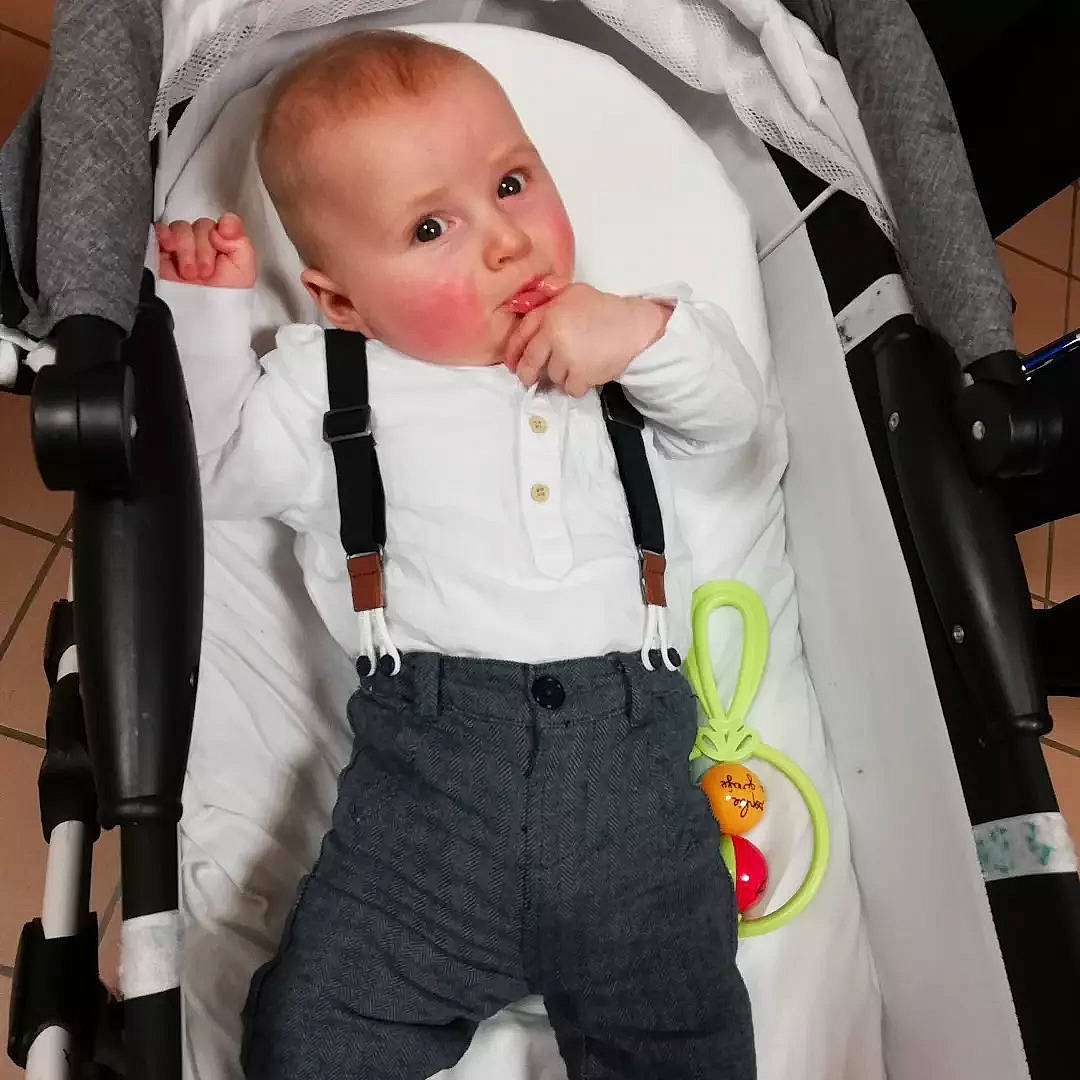 Timéo a rejoint le concours — aidez-le/la à gagner de superbes lots ! baby, baby_carriage, baby_products, baby_safety, baby_toddler_clothing, beauty, black, child, collar, comfort, gesture, outerwear, person, photograph, product, sleeve, snapshot, suit, tie, toddler