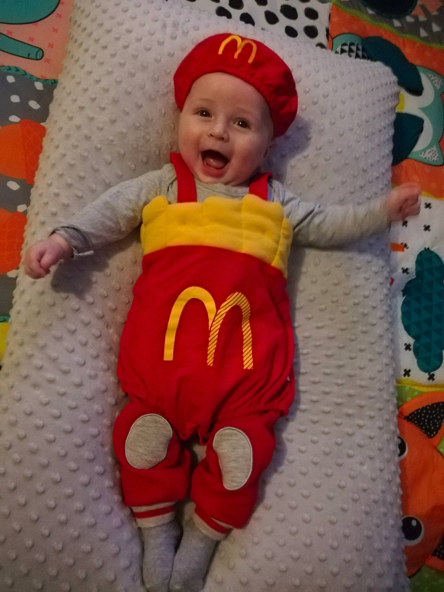 Timéo participe au concours pour gagner de l'argent avec cette photo : baby, baby_products, baby_toddler_clothing, baby_toys, cap, child, flooring, fun, happy, headwear, linens, orange, person, play, product, sitting, skin, sleeve, smile, snapshot