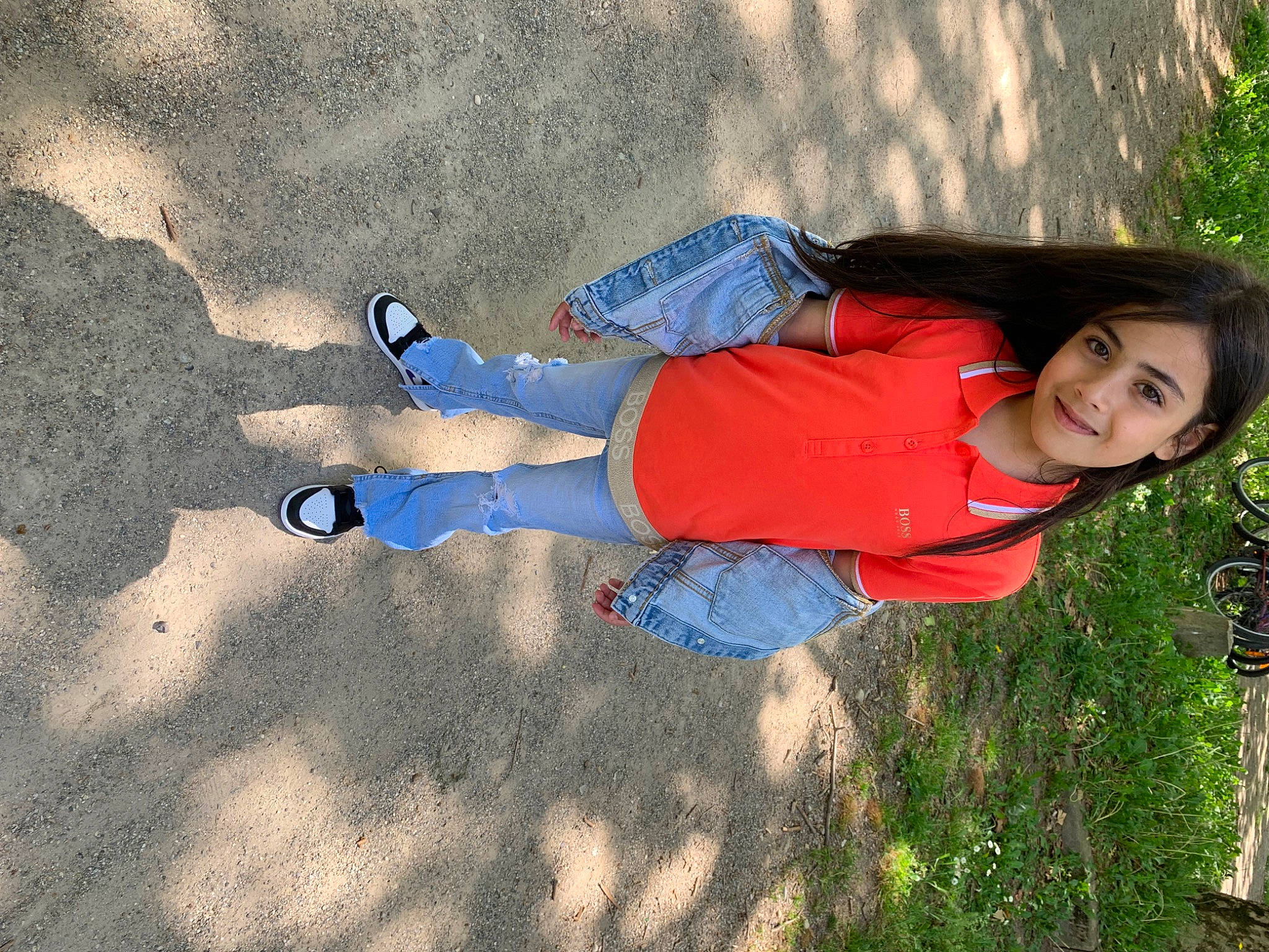 Jana a rejoint le concours — aidez-le/la à gagner de superbes lots ! asphalt, child, denim, electric_blue, foot, fun, grass, happy, human_leg, joy, leisure, people_in_nature, person, plant, road_surface, sitting, smile, soil, thigh, tints_and_shades