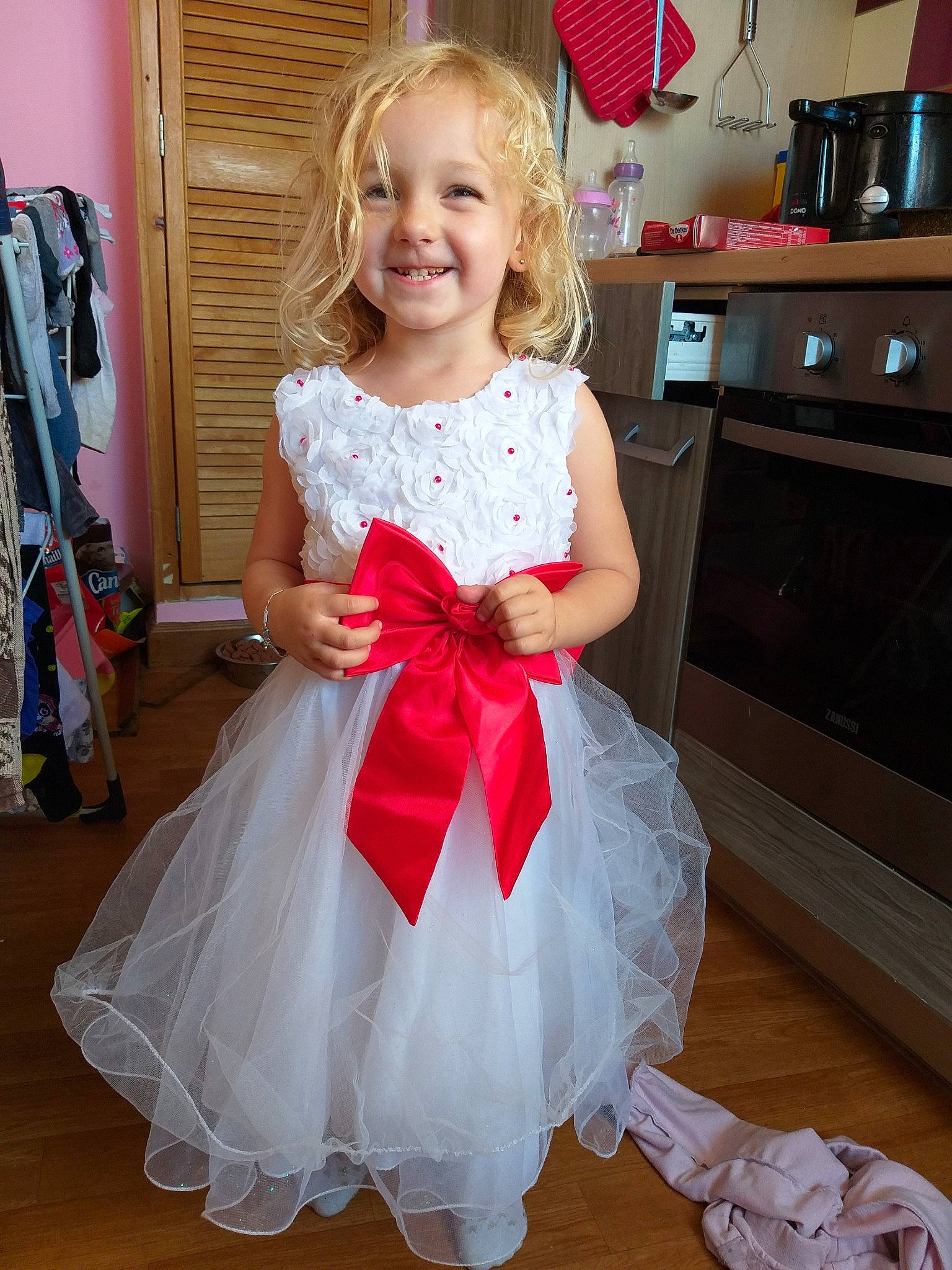 Chloé a rejoint le concours — aidez-le/la à gagner de superbes lots ! bridal_clothing, bridal_party_dress, child, cocktail_dress, costume, dance_dress, dress, flower_girl, formal_wear, fun, girl, gown, joy, person, pink, red, skin, smile, textile, toddler