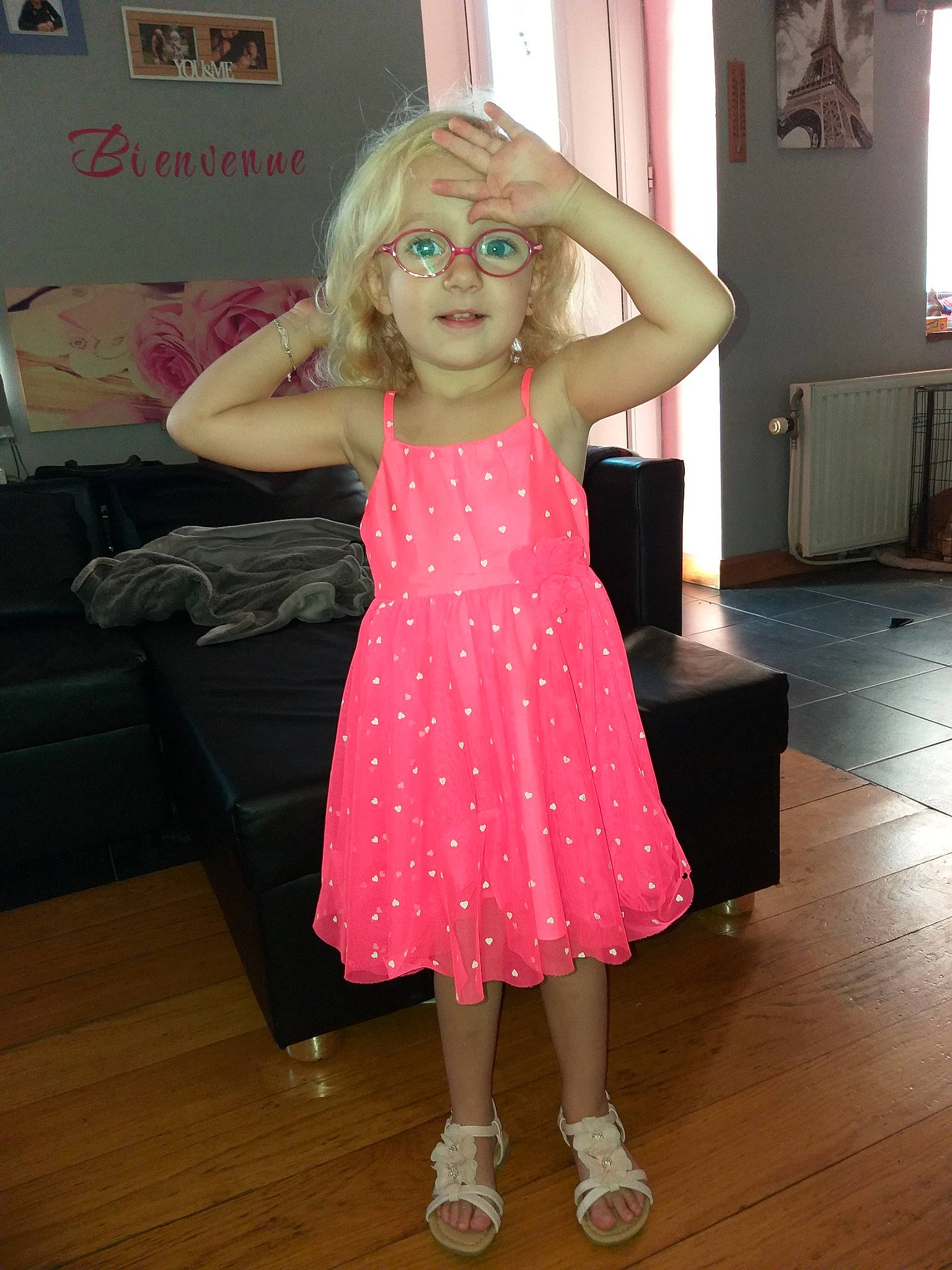 Chloé a rejoint le concours — aidez-le/la à gagner de superbes lots ! child, clothing, costume, day, design, dress, footwear, fun, girl, hair, human_hair_color, leg, person, pink, red, shoulder, skin, smile, standing, textile