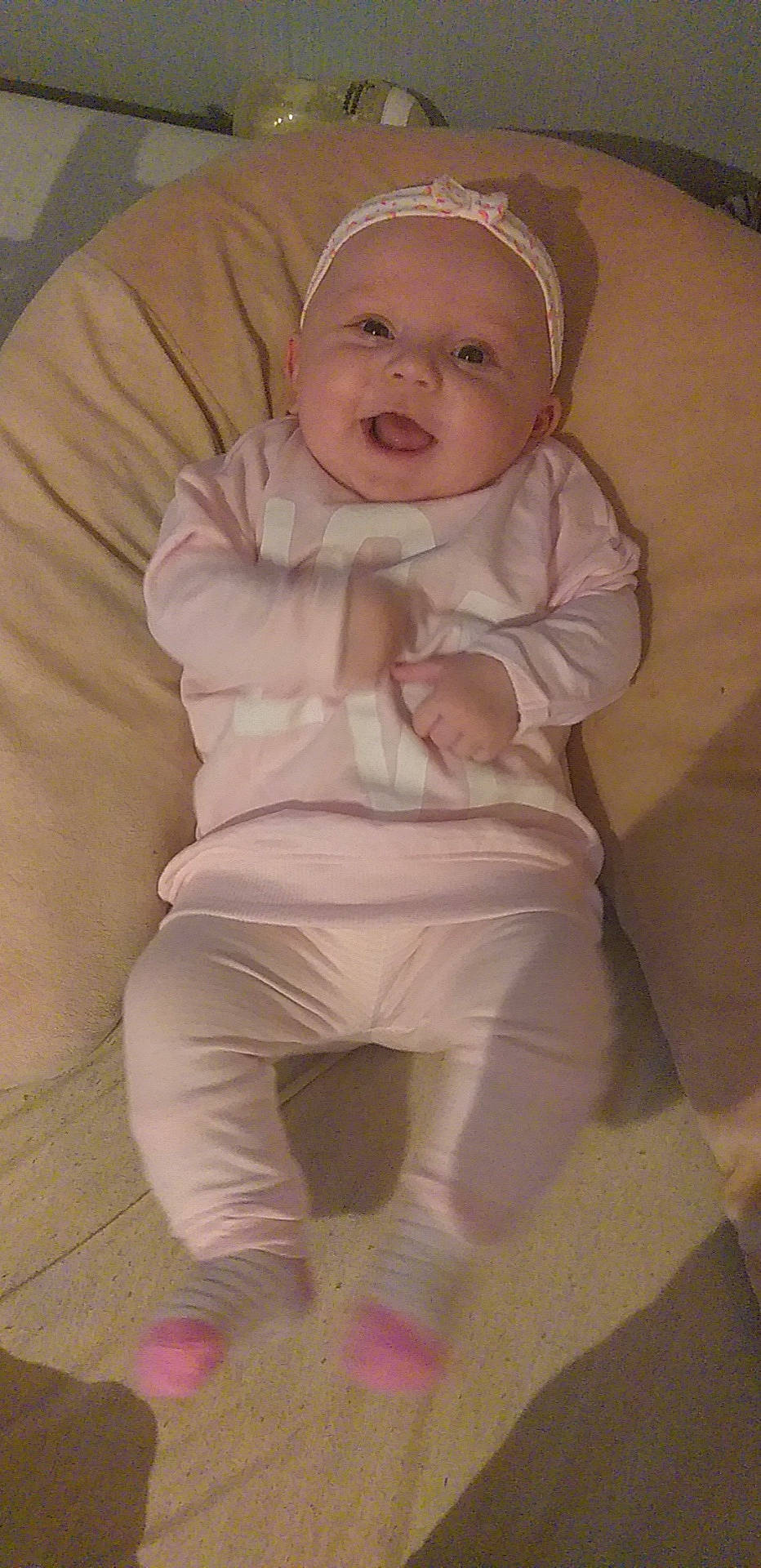 Enorah a rejoint le concours — aidez-le/la à gagner de superbes lots ! baby_products, beauty, cheek, child, day, eye, face, girl, head, human_hair_color, infant, leg, mouth, nose, person, pink, product, sitting, skin, toddler