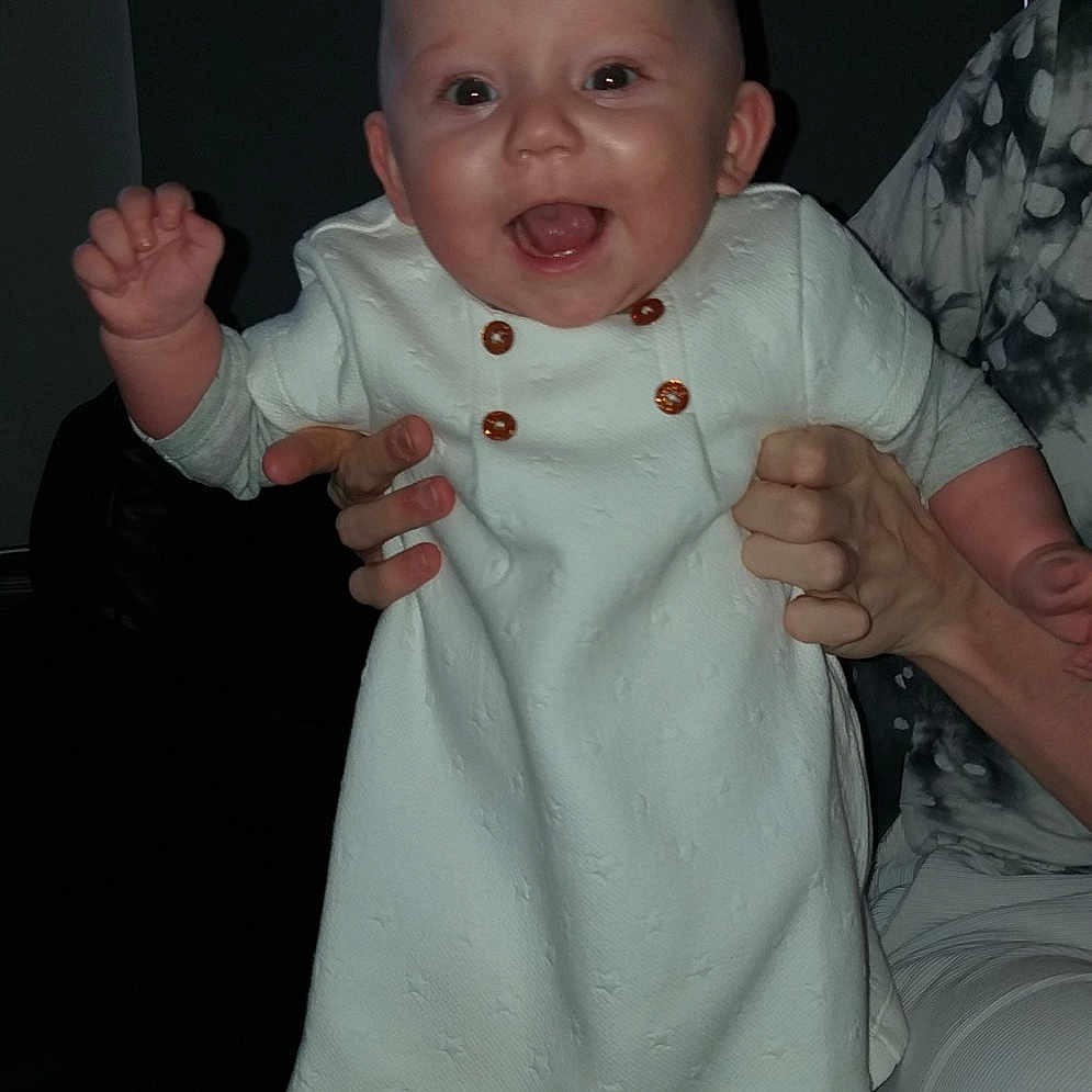 Enorah a rejoint le concours — aidez-le/la à gagner de superbes lots ! boy, child, dress, eye, face, finger, fun, girl, hand, head, human, infant, person, product, sitting, skin, smile, standing, toddler, white