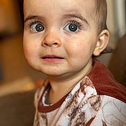 Nola participe au concours pour gagner de l'argent avec cette photo : baby, toddler, child, portrait, close_up, face, eyes, eyelashes, cheeks, nose, mouth, ear, expression, curious, indoor, bokeh, soft_light, onesie, skin, hair