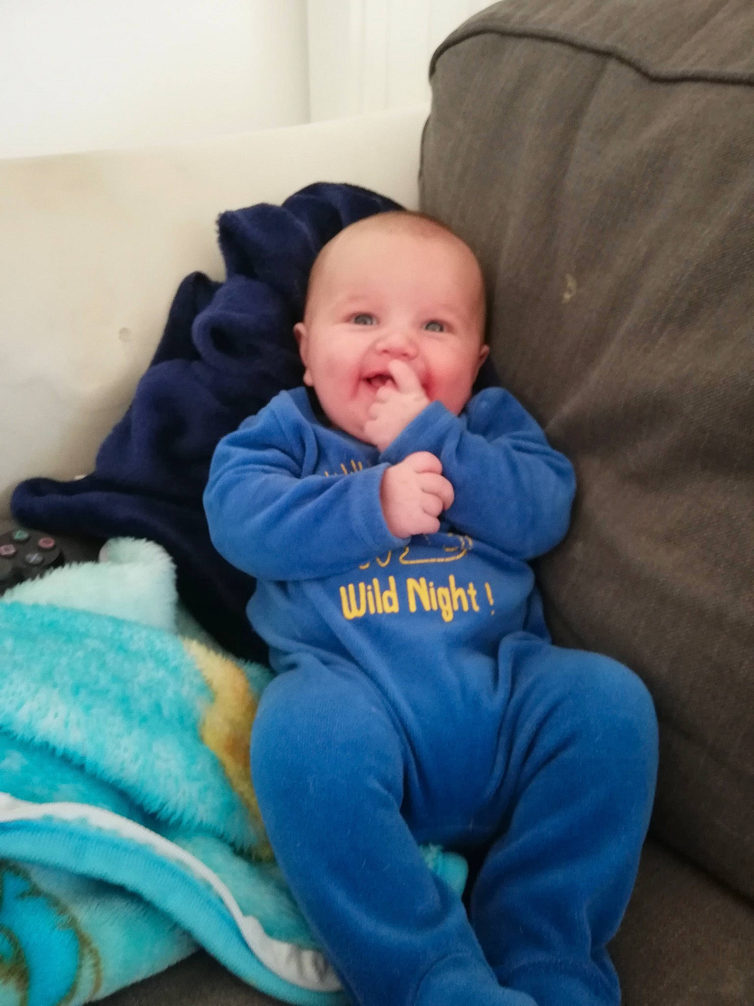 Hélyos a rejoint le concours — aidez-le/la à gagner de superbes lots ! baby, baby_products, baby_toddler_clothing, blanket, child, comfort, human_body, linens, person, sitting, sock, toddler