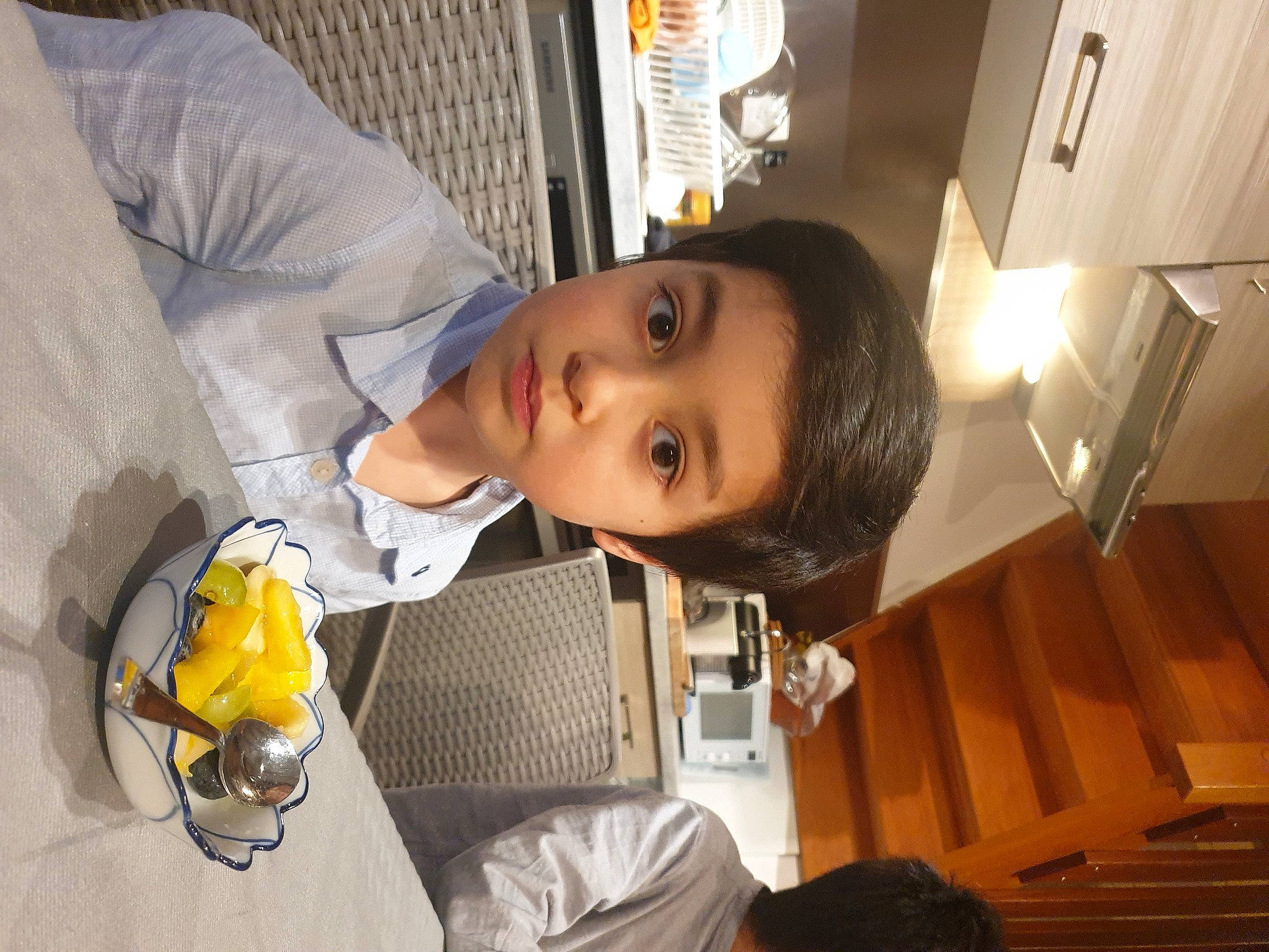 Paul participe au concours pour gagner de l'argent avec cette photo : chair, child, event, fruit, fun, happy, human, light_fixture, mouth, nose, person, room, toddler, toy, vacation