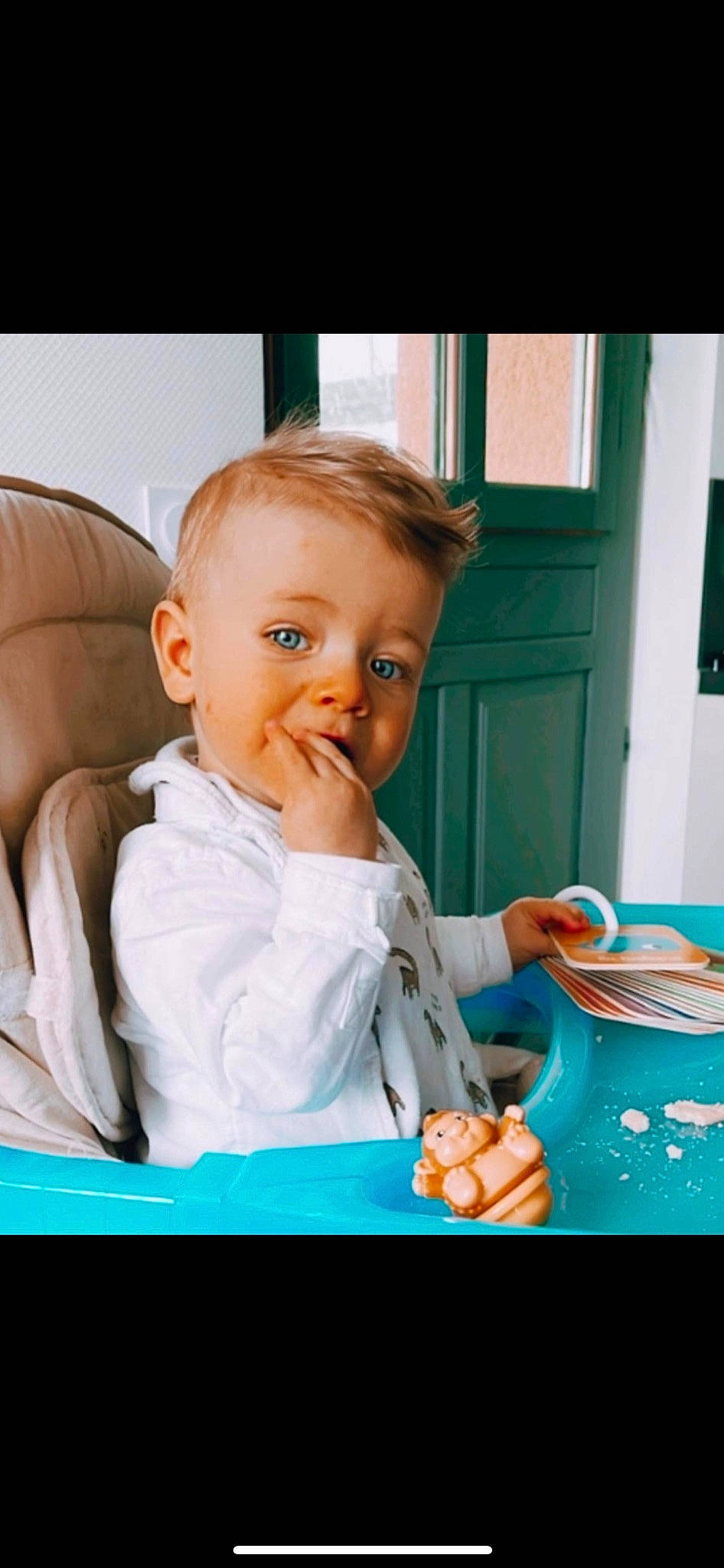 Hugo a rejoint le concours — aidez-le/la à gagner de superbes lots ! baby, baby_toddler_clothing, chair, child, comfort_food, couch, door, face, finger, food, fun, happy, nail, person, play, room, sitting, snapshot, table, tableware