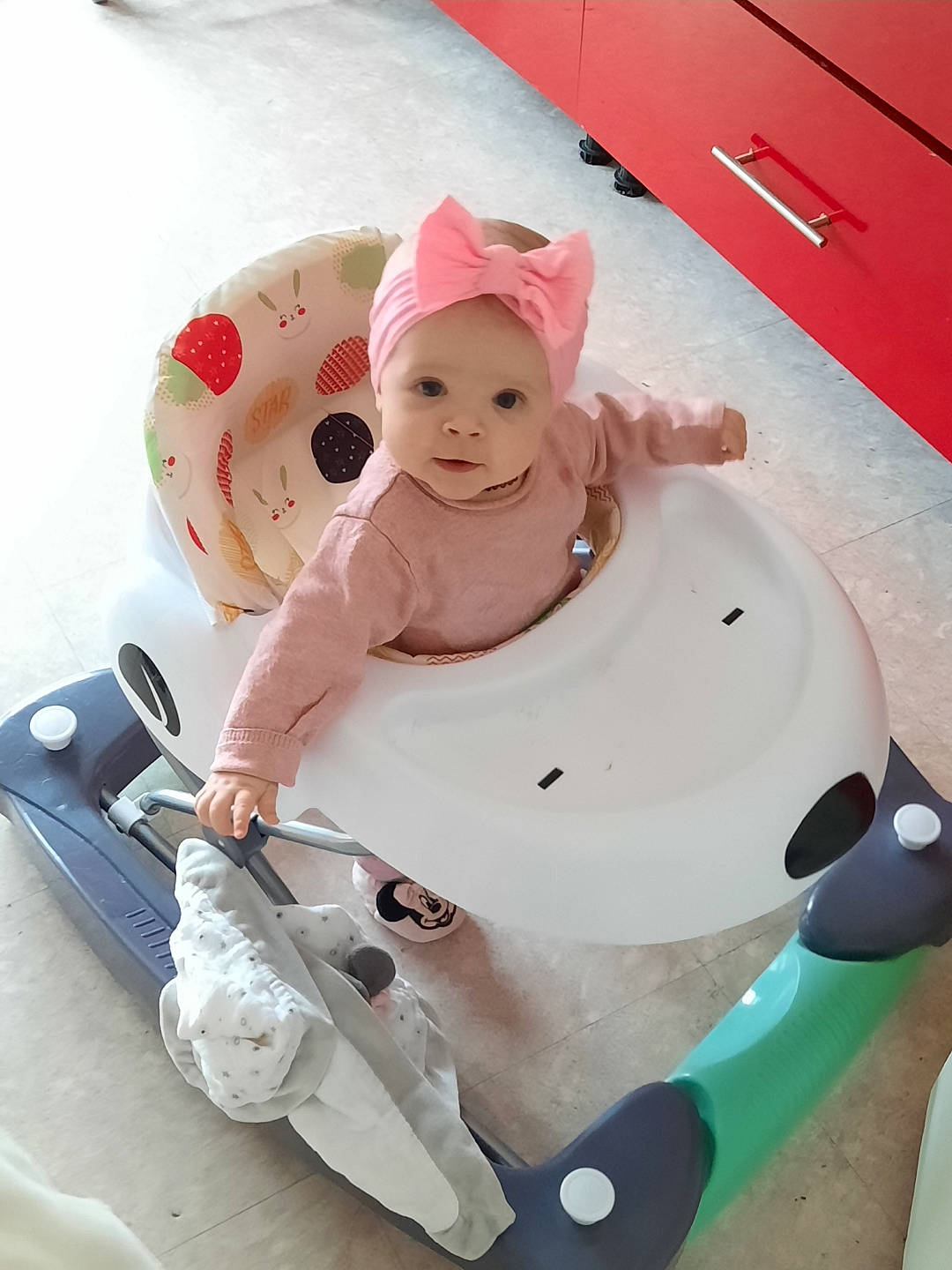 Kayla a rejoint le concours — aidez-le/la à gagner de superbes lots ! arm, baby, baby_products, baby_toddler_clothing, cap, child, costume, fun, happy, hat, headgear, headwear, person, personal_protective_equipment, pink, play, sitting, smile, sports_gear, thigh