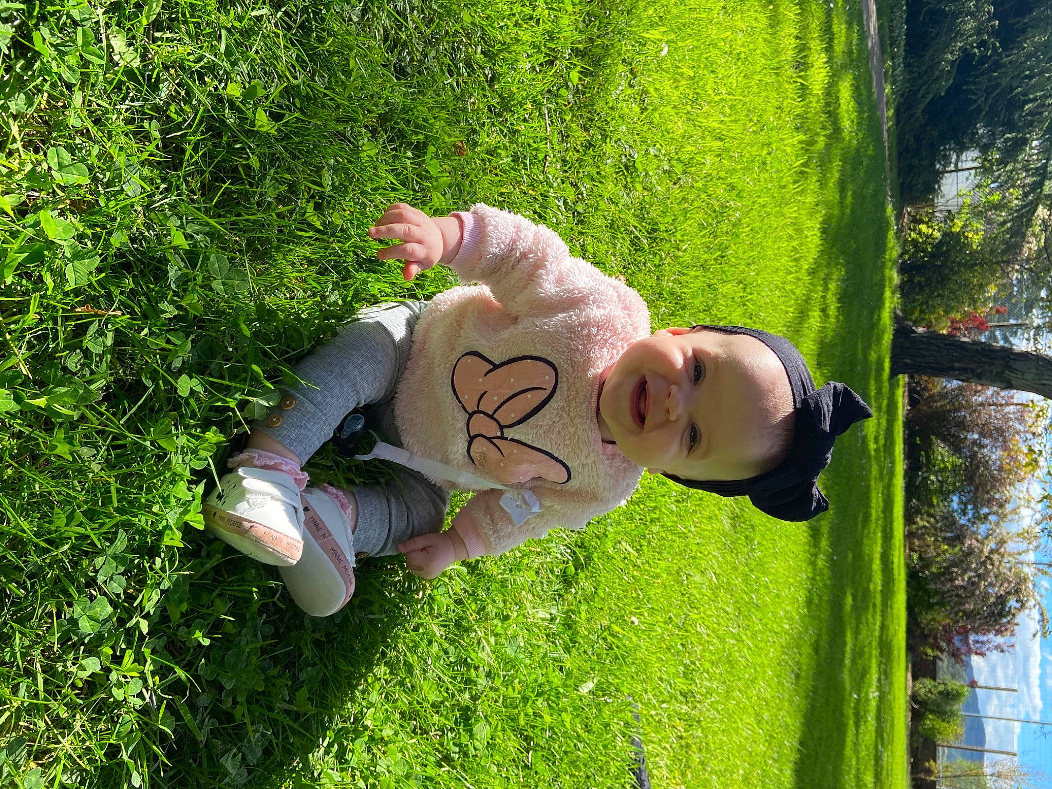 Kayla participe au concours pour gagner de l'argent avec cette photo : baby, botany, fun, grass, grass_family, green, groundcover, happy, joy, lawn, leisure, meadow, people_in_nature, person, plant, recreation, shrub, smile, sunlight, toddler
