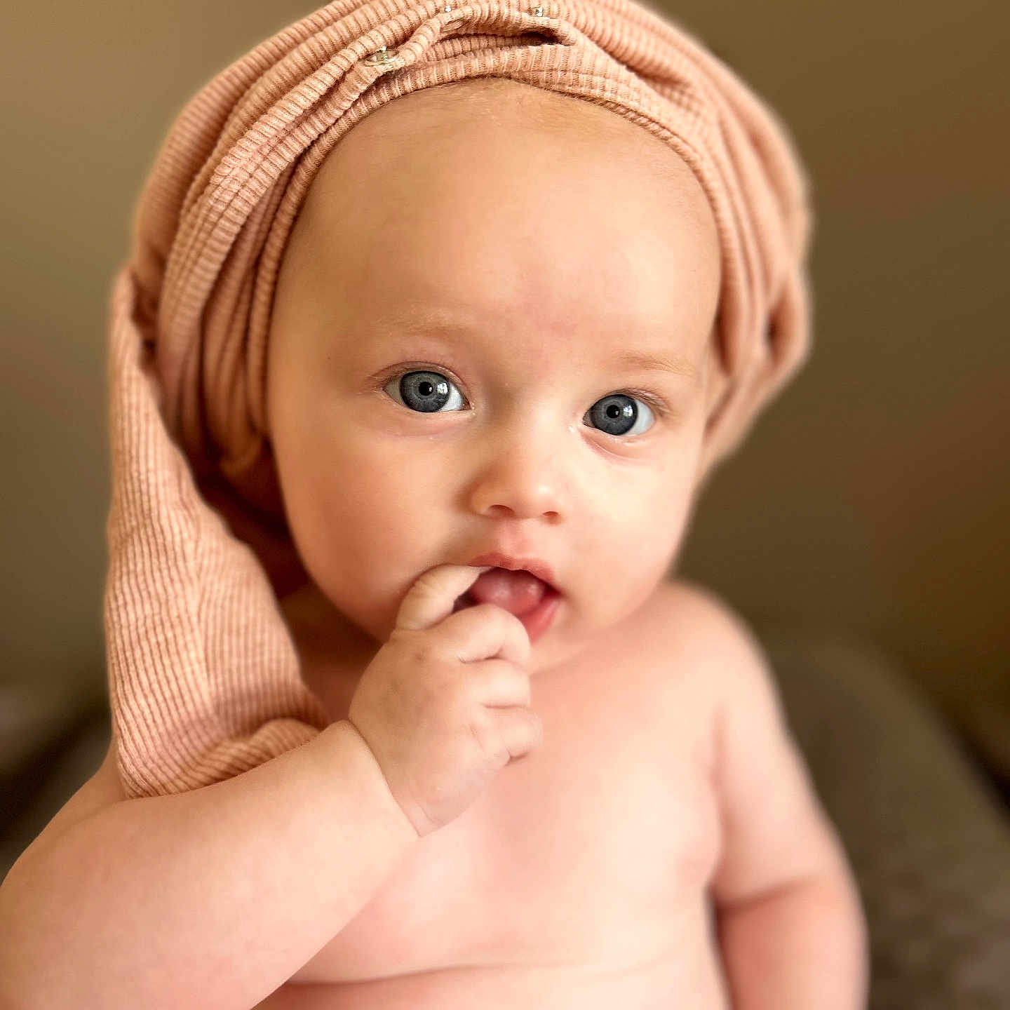 Ambre participe au concours pour gagner de l'argent avec cette photo : baby, blue_eyes, cheeks, child, closeup, cute, expression, face, finger, fingers_in_mouth, hand, headwear, indoors, infant, knit_hat, looking_at_camera, naked_torso, portrait, skin, soft_lighting