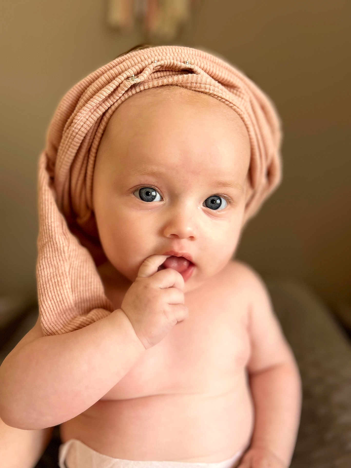 Ambre participe au concours pour gagner de l'argent avec cette photo : baby, infant, child, face, hand, finger, skin, blue_eyes, headwear, knit_hat, portrait, cute, soft_lighting, indoors, expression, looking_at_camera, cheeks, naked_torso, fingers_in_mouth, closeup