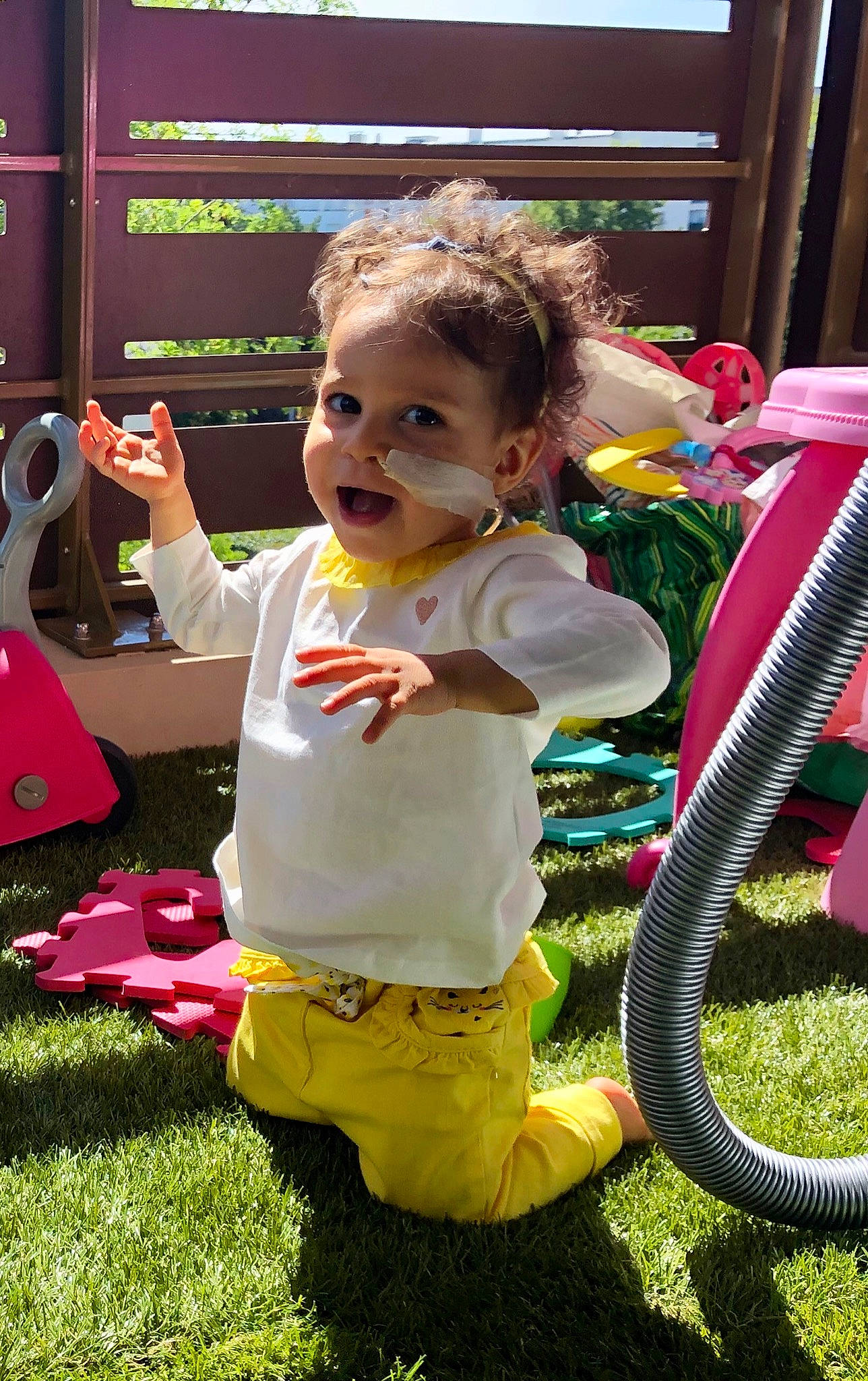 Shahinaz a rejoint le concours — aidez-le/la à gagner de superbes lots ! baby, child, fun, grass, person, play, toddler